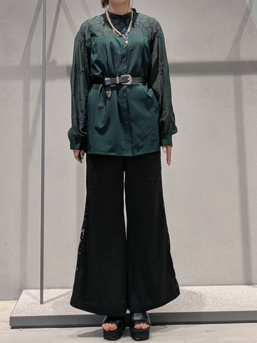 ブラック系のタンクトップ、ブラック系のサンダル、グリーン系のシャツ/ブラウスを着用したレディースの夏コーディネートの4枚目の写真