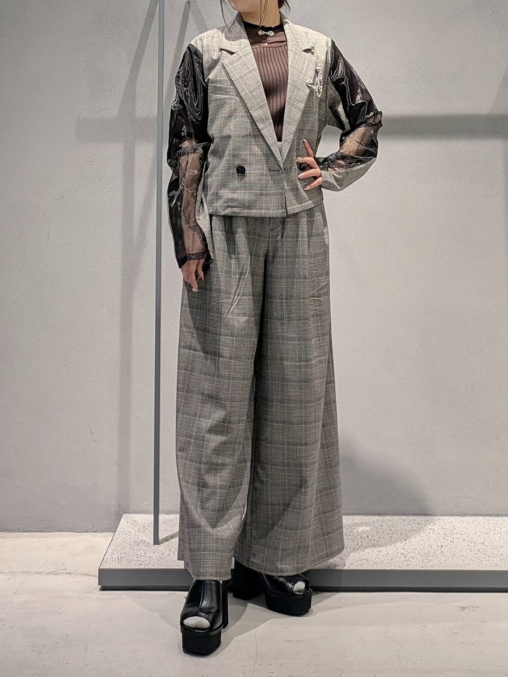 ブラック系のサンダル、ブラウン系のニット/セーター、ブラウン系のその他パンツを着用したレディースの夏コーディネートの4枚目の写真