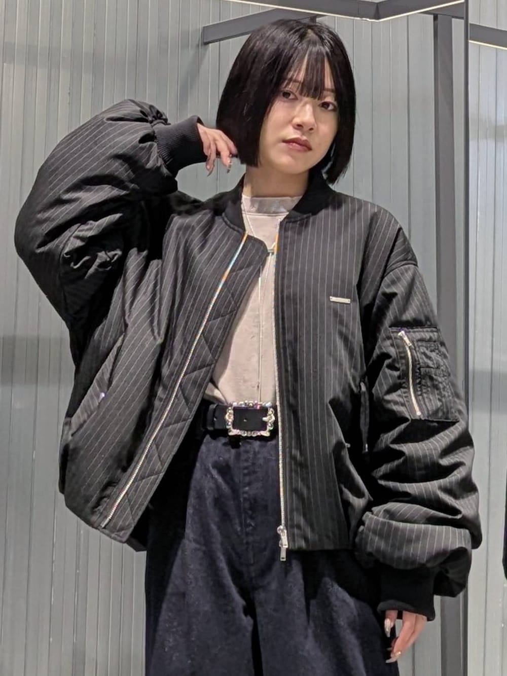 グレー系のブーツ、ブルー系のデニムパンツ、ベージュ系のスウェットを着用したレディースの秋コーディネートの3枚目の写真