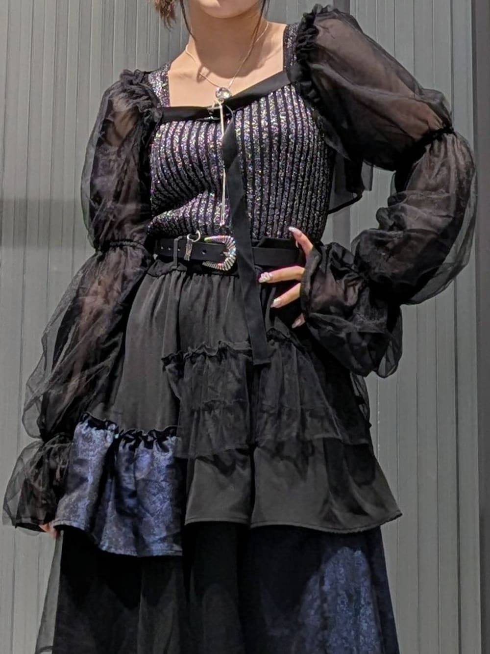 ブラック系のタンクトップ、ブラック系のサンダル、パープル系のスカートを着用したレディースの夏コーディネートの2枚目の写真