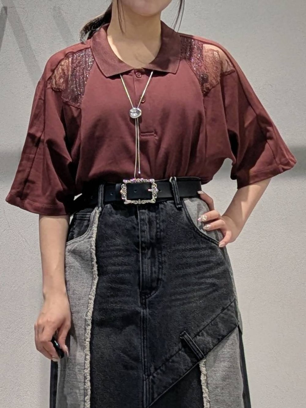 ブラック系のタンクトップ、ブラック系のサンダル、ブラック系のデニムスカートを着用したレディースの夏コーディネートの2枚目の写真