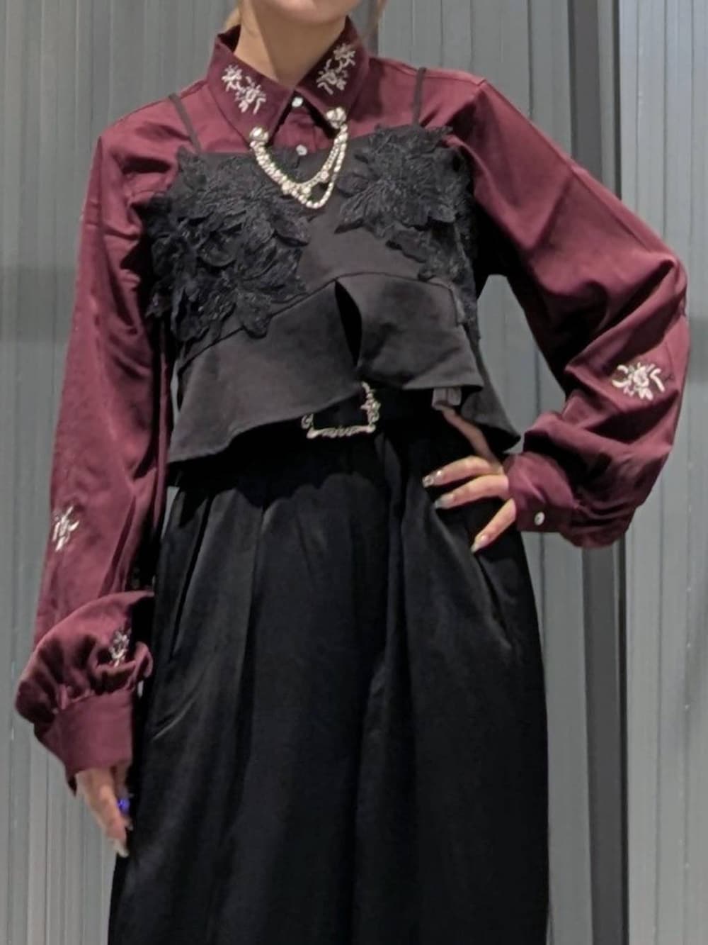 レッド系のシャツ/ブラウス、ブラック系のその他パンツ、ブラック系のブーツを着用したレディースの秋コーディネートの2枚目の写真