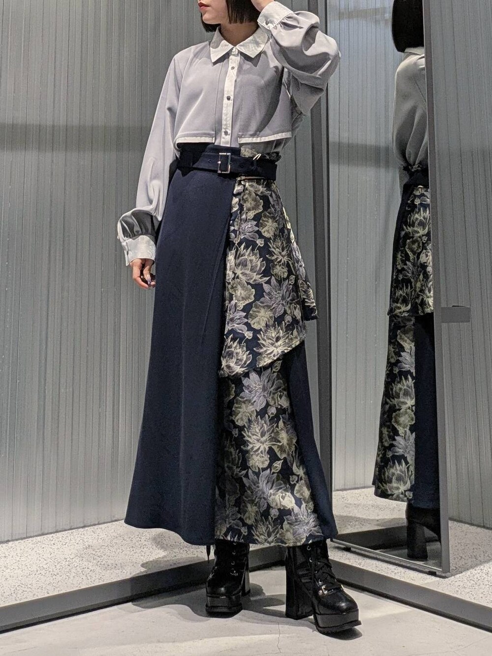 ブラック系のブーツを着用したレディースの秋コーディネートの4枚目の写真