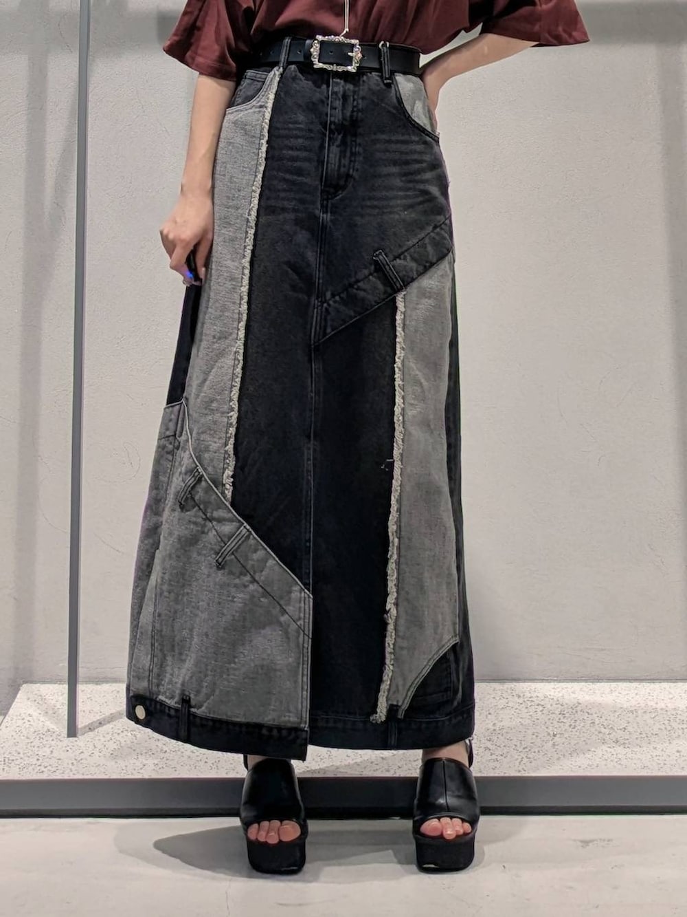 ブラック系のタンクトップ、ブラック系のサンダル、ブラック系のデニムスカートを着用したレディースの夏コーディネートの3枚目の写真