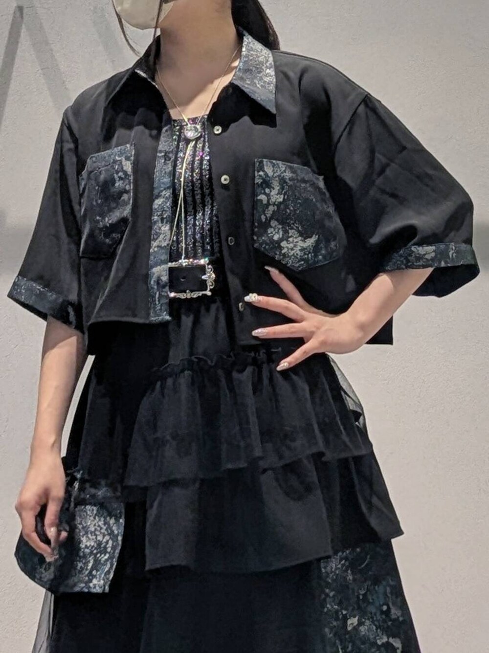 ブラック系のタンクトップ、ブラック系のサンダル、グリーン系のシャツ/ブラウスを着用したレディースの夏コーディネートの2枚目の写真