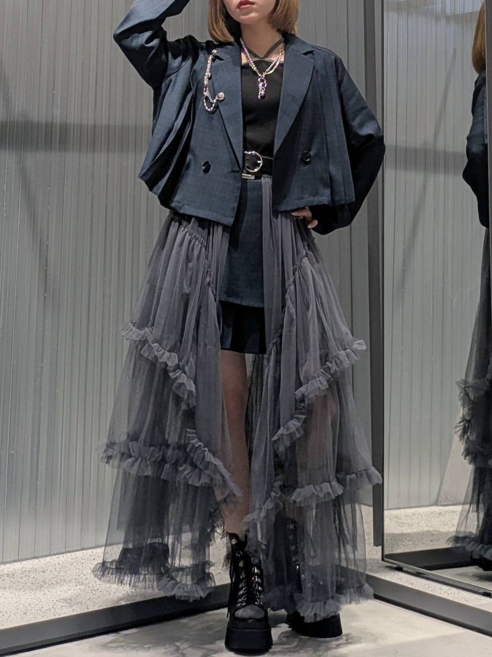 ブラック系のサンダル、グレー系のスカート、ブラック系のTシャツ/カットソーを着用したレディースの夏コーディネートの4枚目の写真