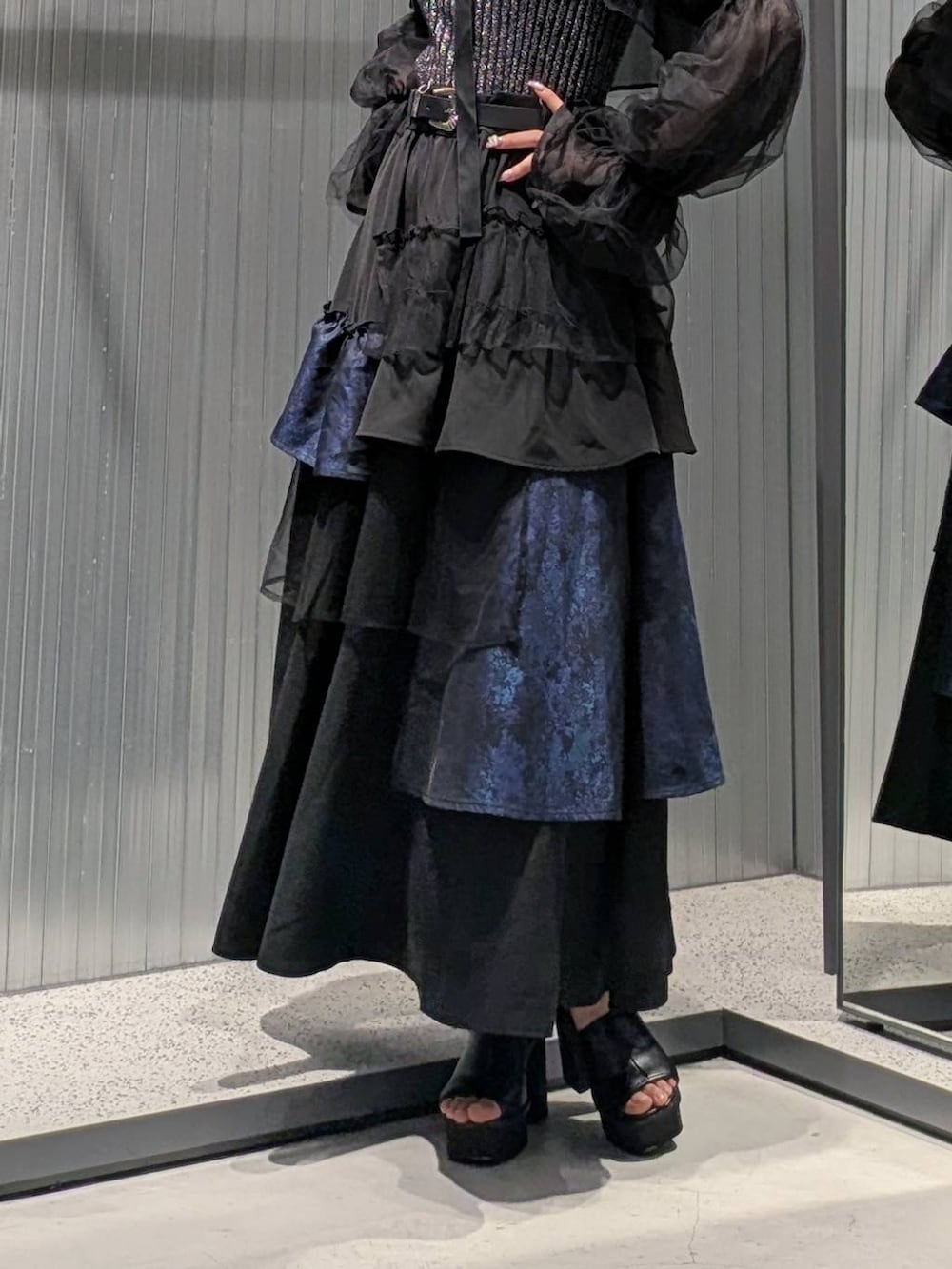 ブラック系のタンクトップ、ブラック系のサンダル、パープル系のスカートを着用したレディースの夏コーディネートの3枚目の写真