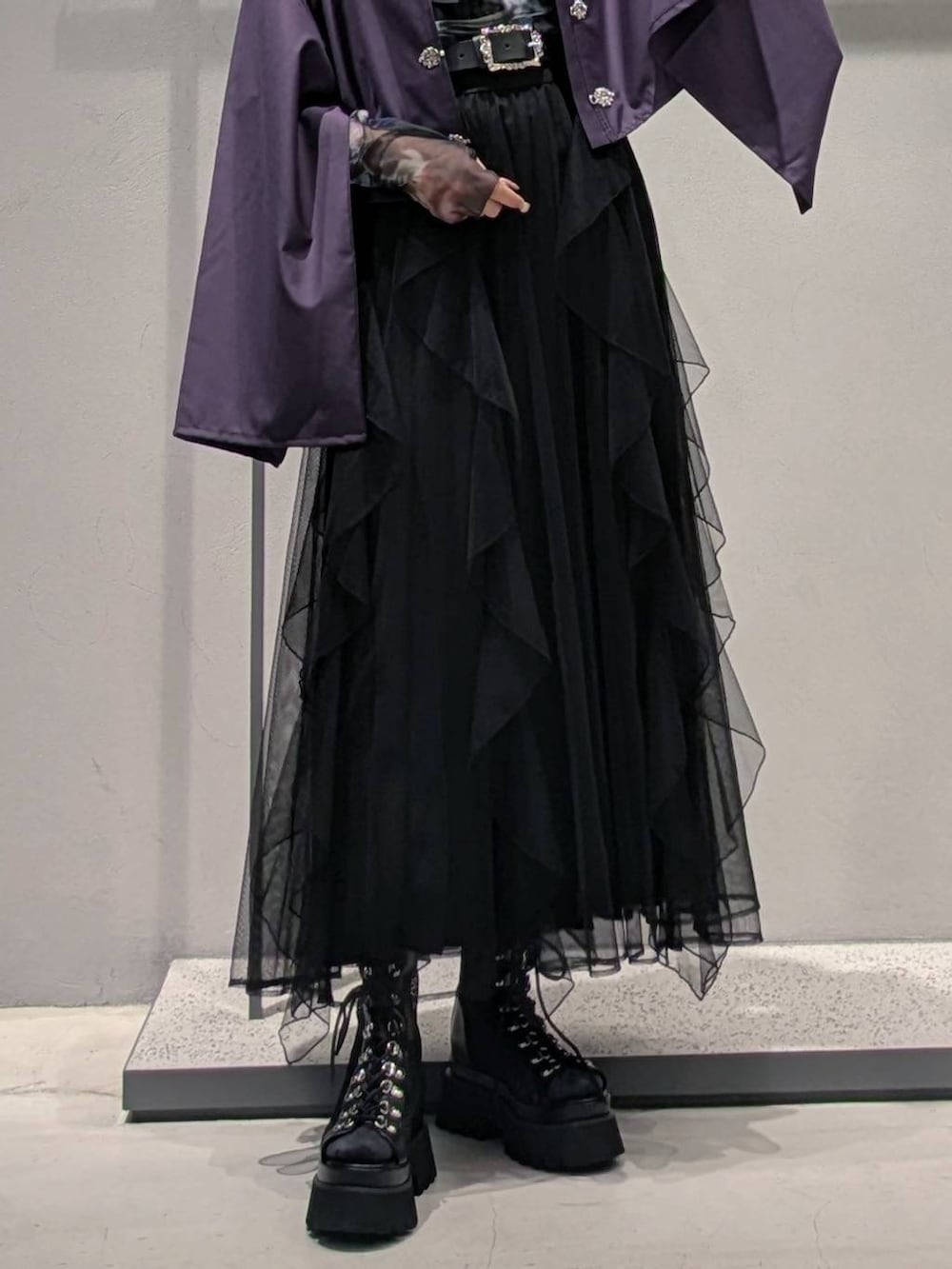 ブラック系のサンダル、ブラック系のタンクトップ、ブラック系のスカートを着用したレディースの夏コーディネートの3枚目の写真