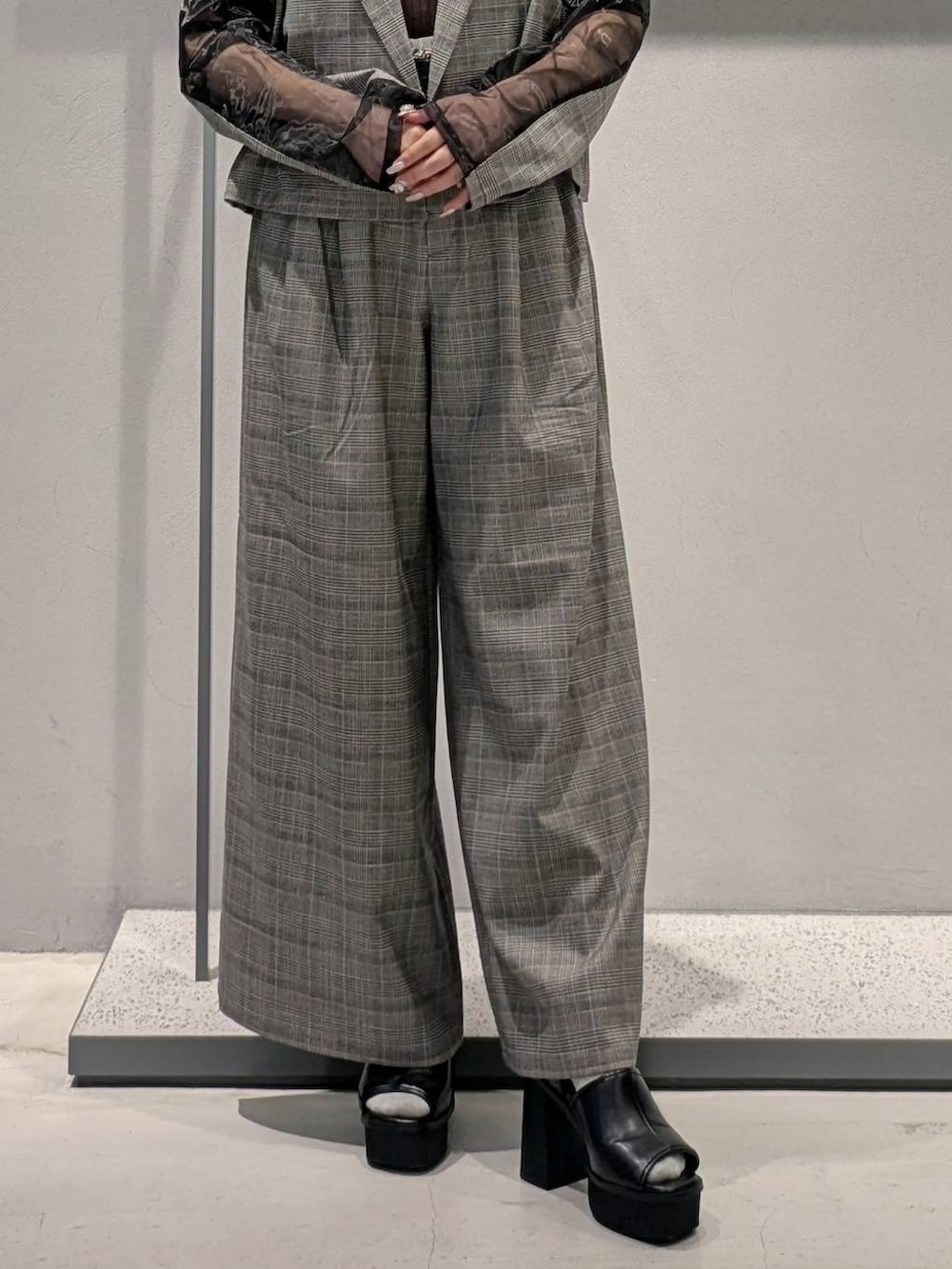 ブラック系のサンダル、ブラウン系のニット/セーター、ブラウン系のその他パンツを着用したレディースの夏コーディネートの3枚目の写真