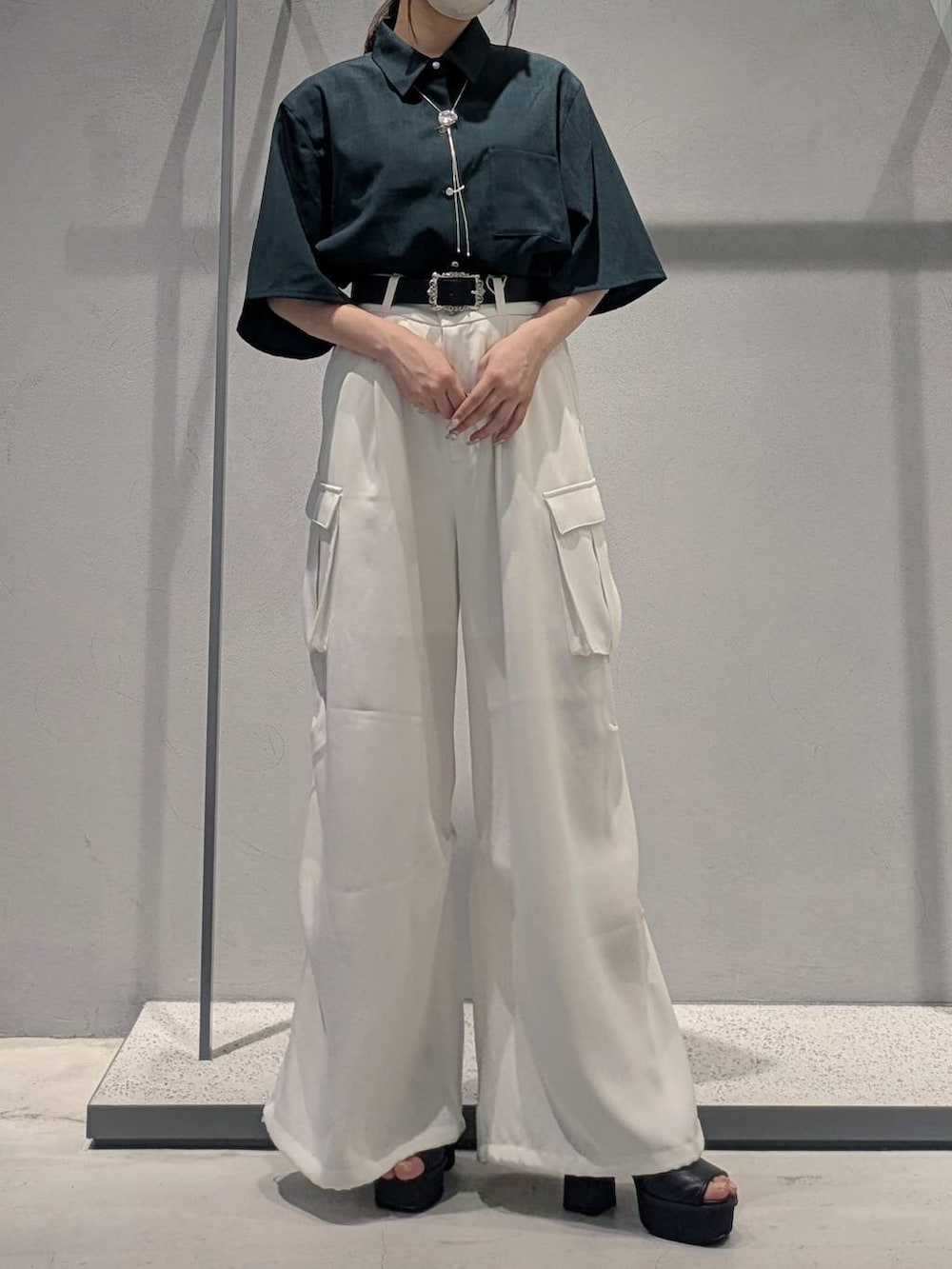 ホワイト系のカーゴパンツ、ブラック系のサンダル、グリーン系のシャツ/ブラウスを着用したレディースの夏コーディネートの4枚目の写真