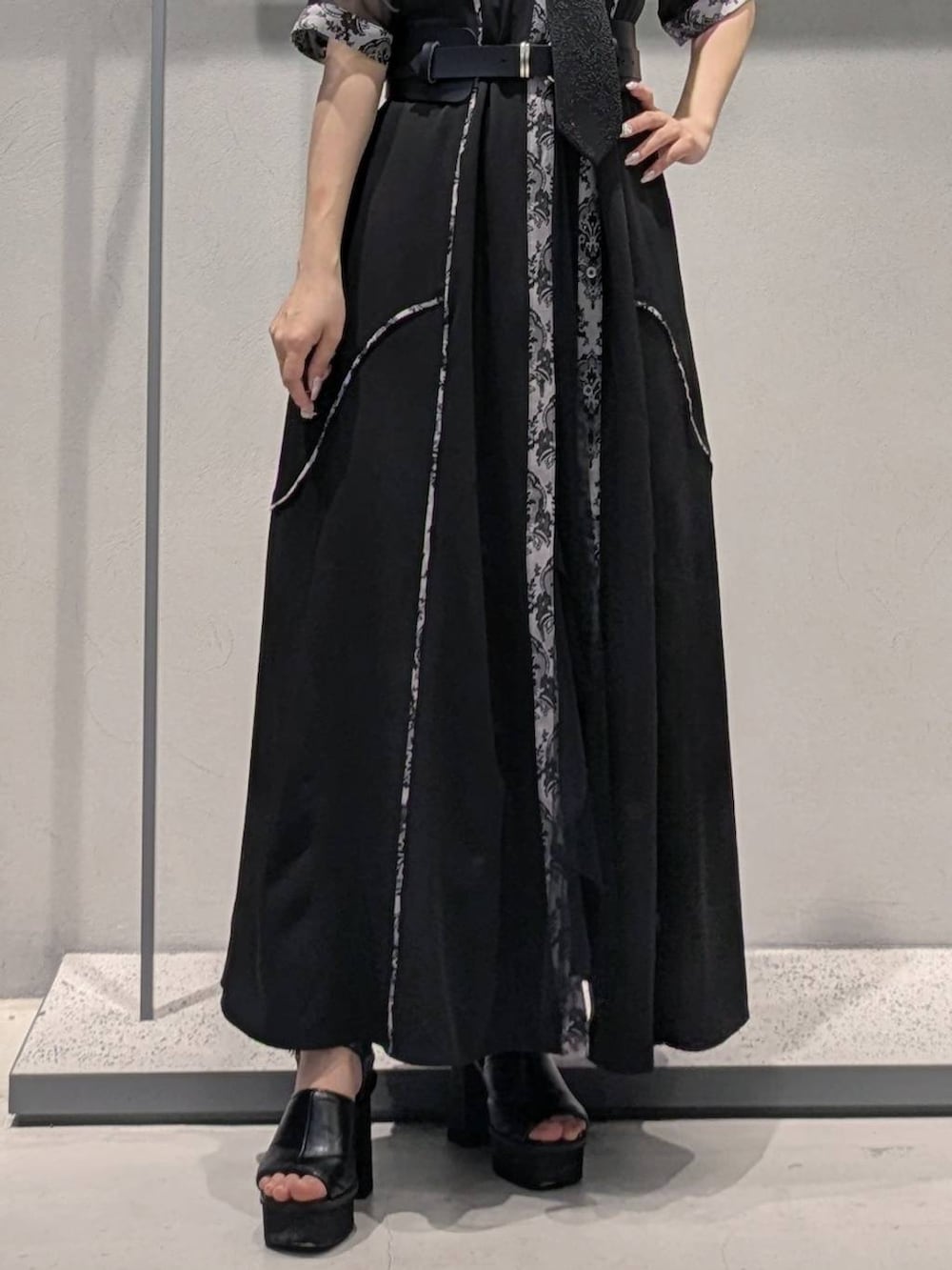 ブラック系のネクタイ、ブラック系のサンダル、ブラック系のワンピースを着用したレディースの夏コーディネートの3枚目の写真