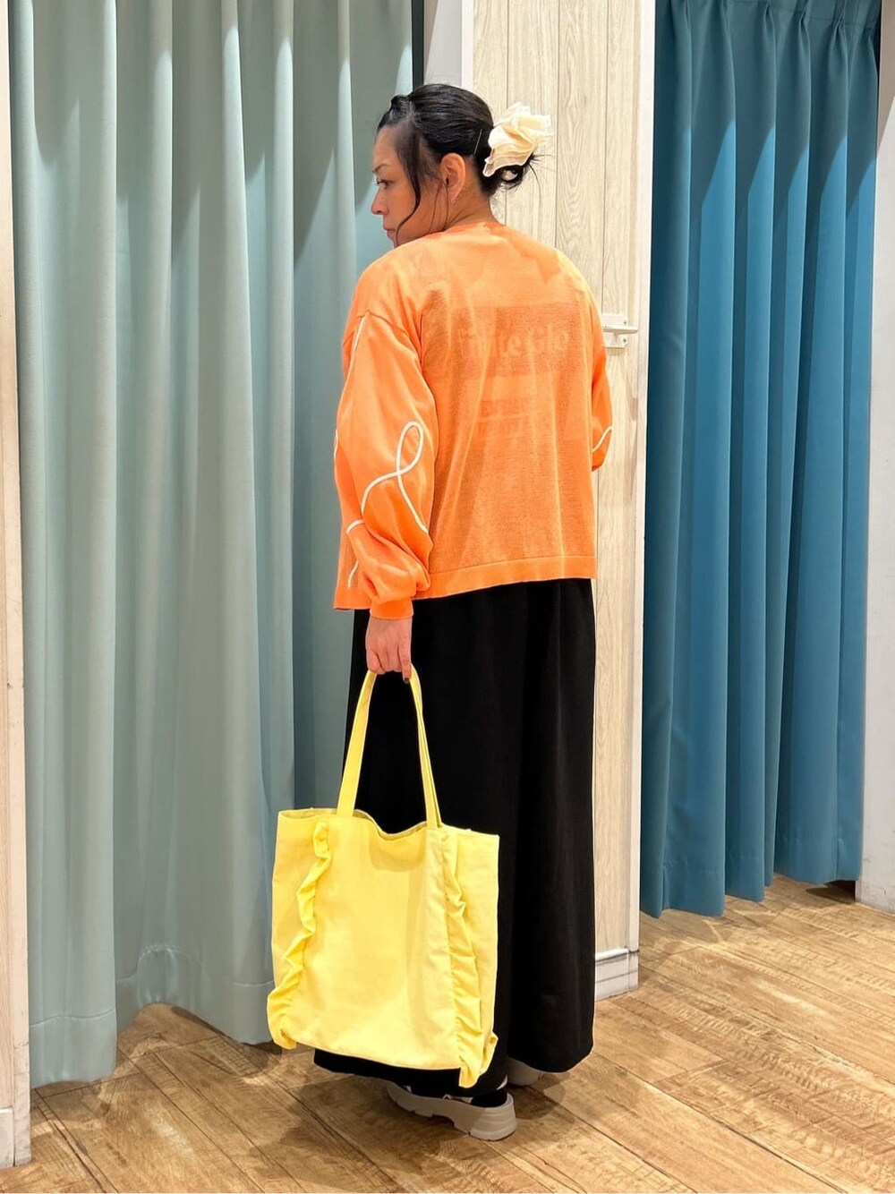オレンジ系のカーディガン/ボレロ、ホワイト系のTシャツ/カットソー、ブラック系のサロペット/オーバーオールを着用したレディースの夏コーディネートの3枚目の写真
