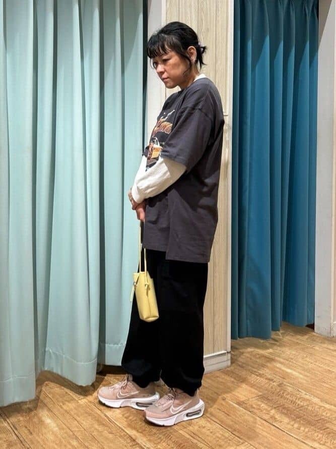 グレー系のTシャツ/カットソー、ホワイト系のTシャツ/カットソー、ブラック系のその他パンツを着用したレディースの春コーディネートの2枚目の写真