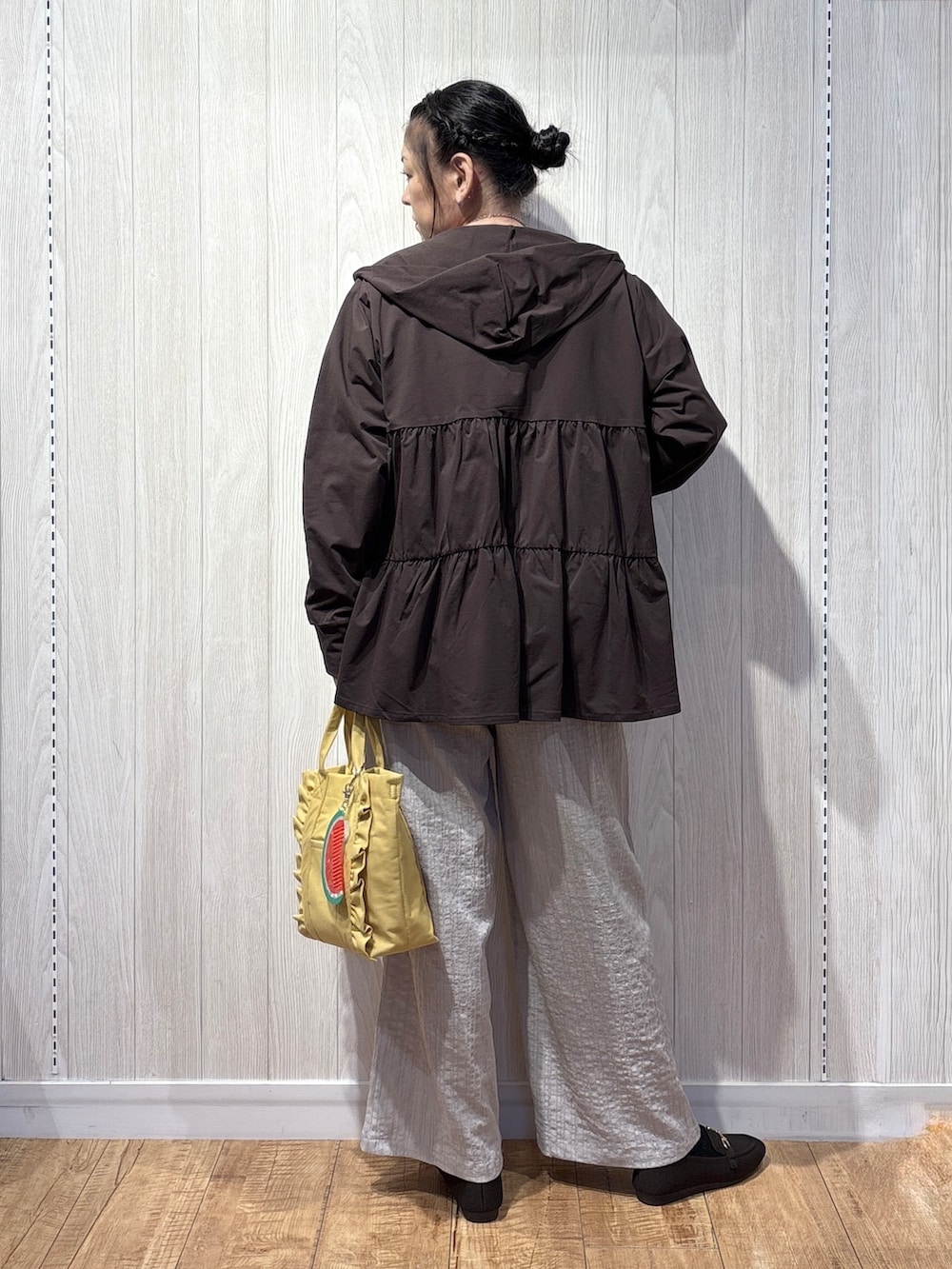 ブラウン系のカーディガン/ボレロ、イエロー系のTシャツ/カットソー、ベージュ系のその他パンツを着用したレディースの秋コーディネートの4枚目の写真