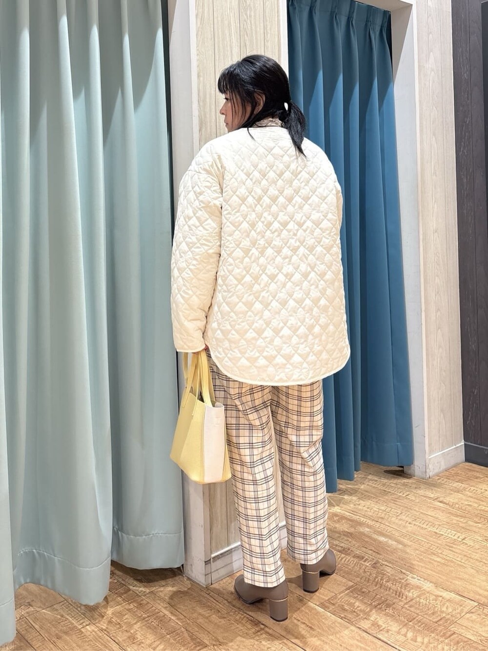 ホワイト系のノーカラージャケット、パープル系のスウェット、ベージュ系のTシャツ/カットソーを着用したレディースの冬コーディネートの3枚目の写真