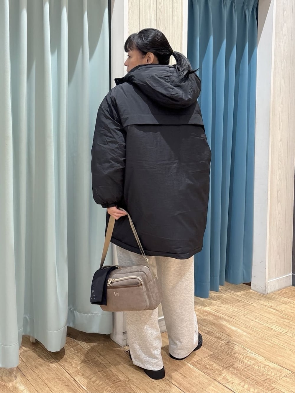 ブラック系のその他アウター、ホワイト系のTシャツ/カットソー、グレー系のその他パンツを着用したレディースの秋コーディネートの3枚目の写真