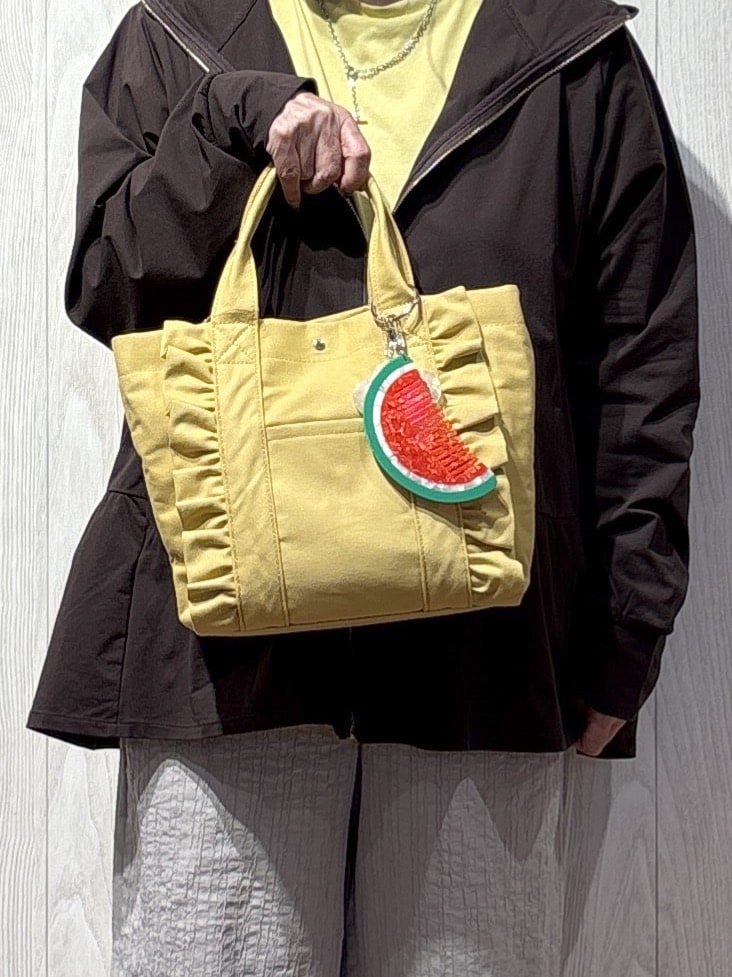 ブラウン系のカーディガン/ボレロ、イエロー系のTシャツ/カットソー、ベージュ系のその他パンツを着用したレディースの秋コーディネートの5枚目の写真