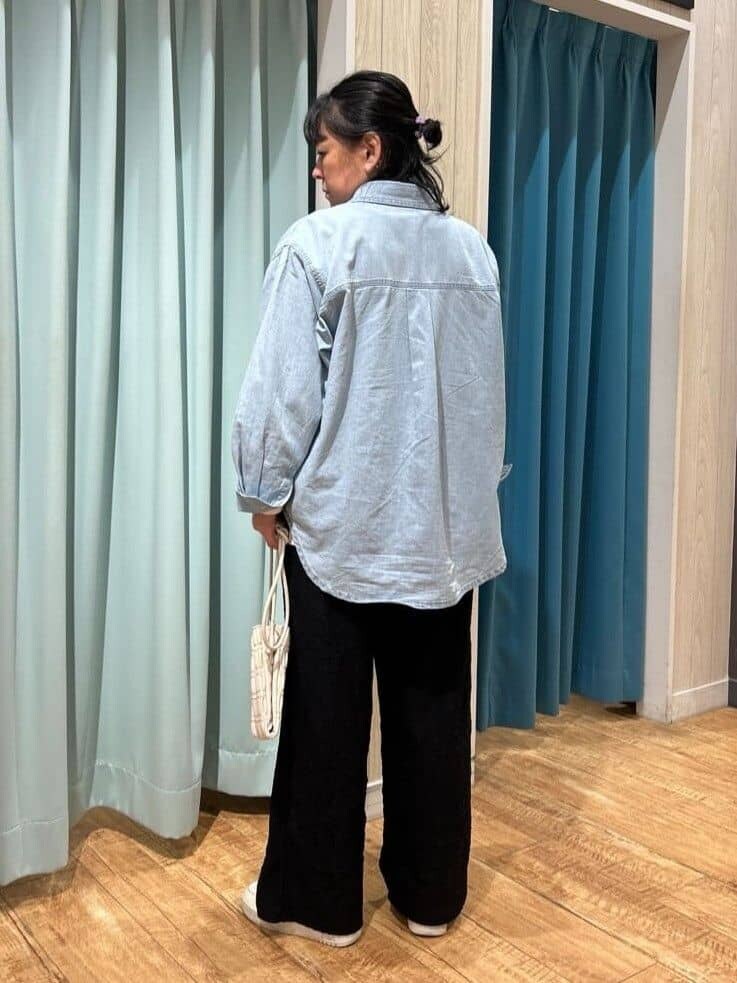ブルー系のシャツ/ブラウス、ホワイト系のTシャツ/カットソー、ブラック系のその他パンツを着用したレディースの春コーディネートの3枚目の写真