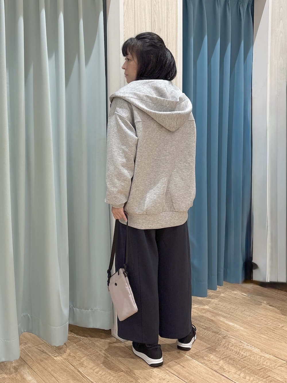 グレー系のカーディガン/ボレロ、ホワイト系のTシャツ/カットソー、ブラック系のその他パンツを着用したレディースの秋コーディネートの3枚目の写真