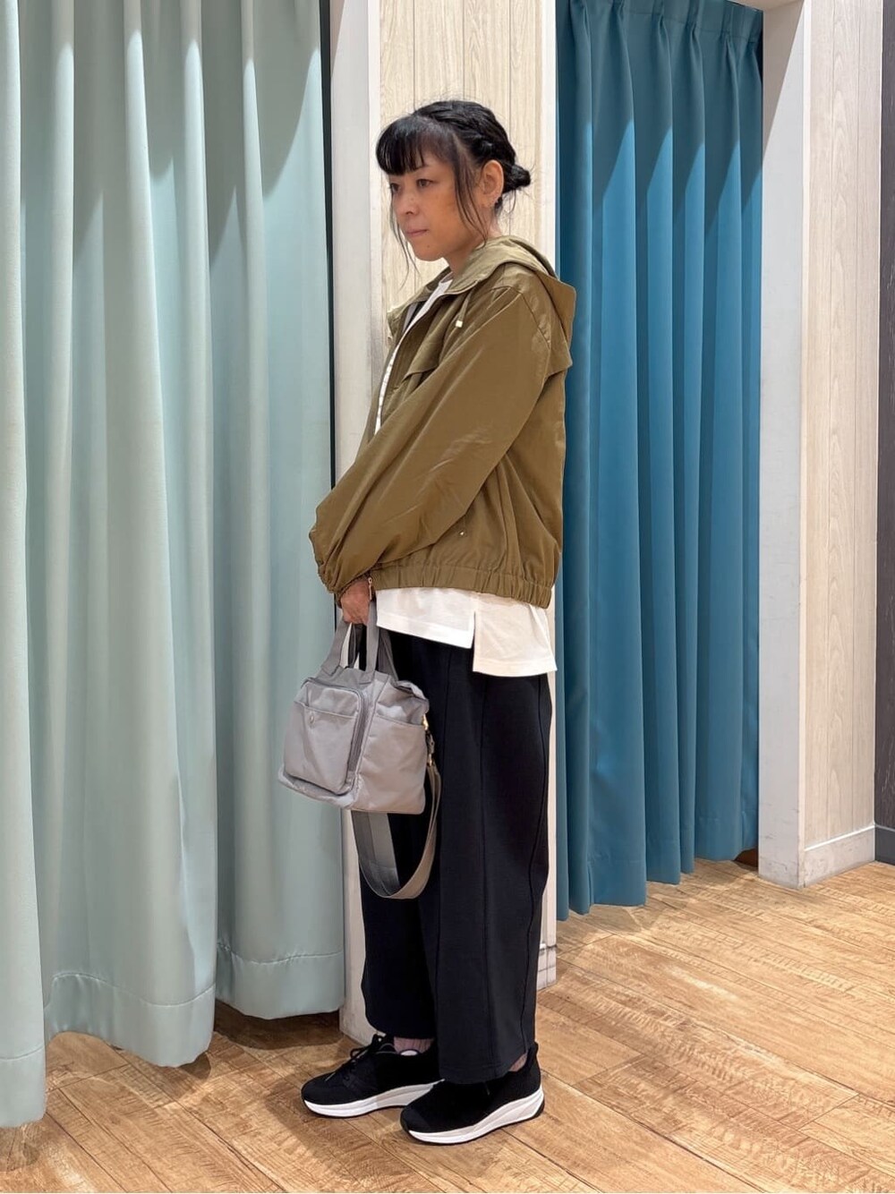 ブラウン系のブルゾン、ホワイト系のTシャツ/カットソー、ブラック系のその他パンツを着用したレディースの秋コーディネートの2枚目の写真