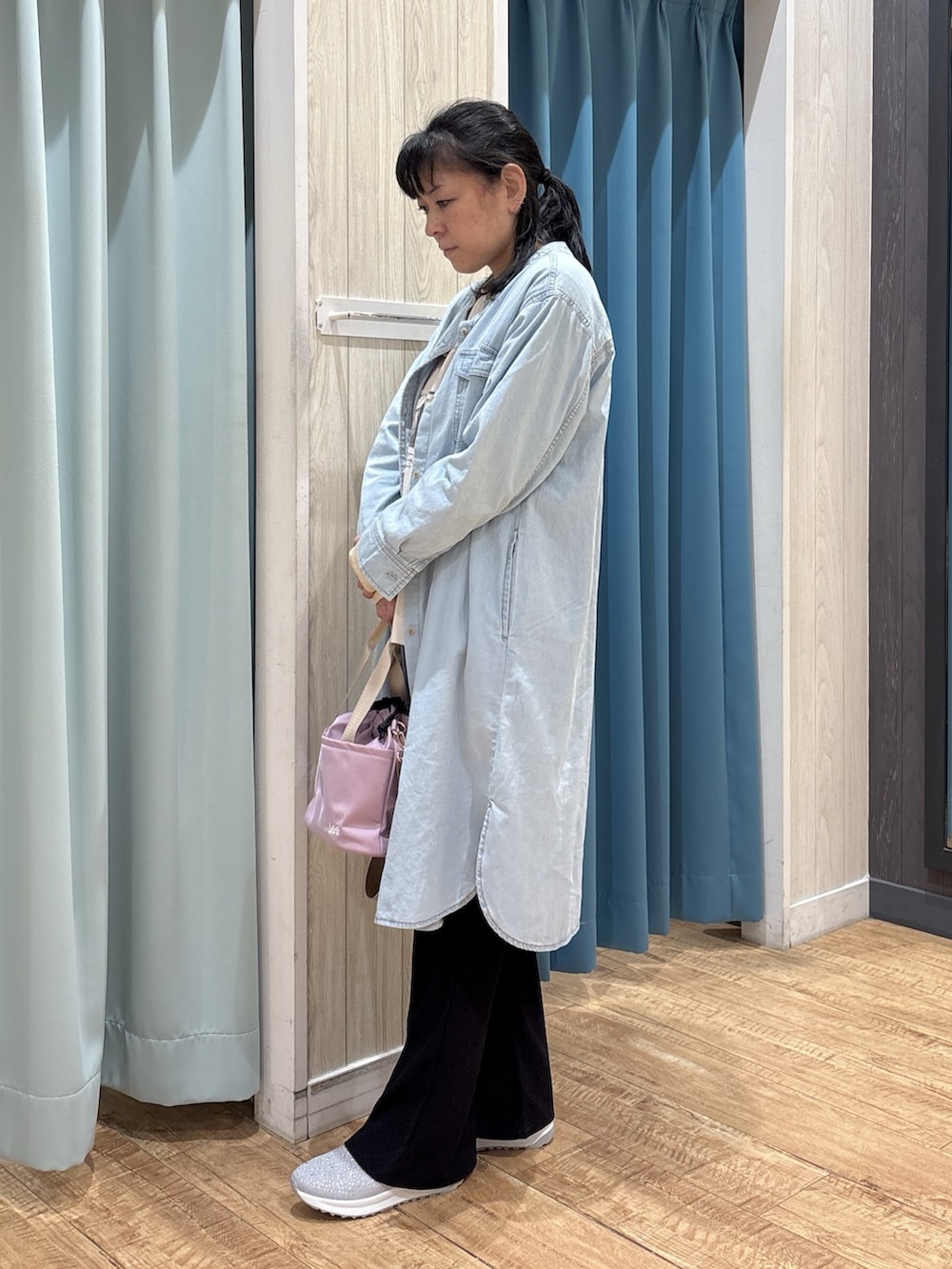 ブルー系のワンピース、ベージュ系のTシャツ/カットソー、ブラック系のその他パンツを着用したレディースの春コーディネートの2枚目の写真