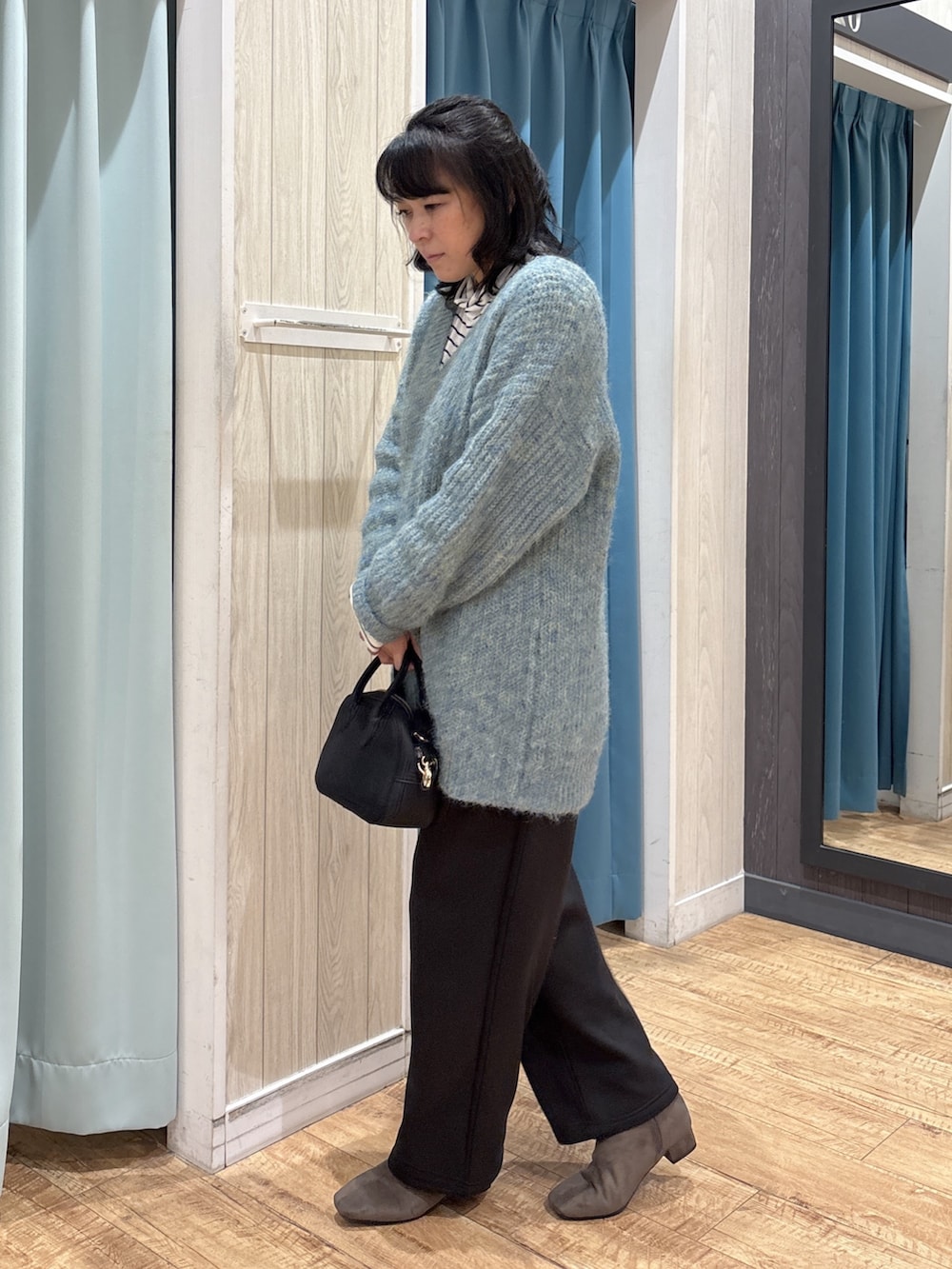 ブルー系のチュニック、ブラック系のTシャツ/カットソー、ブラック系のその他パンツを着用したレディースの冬コーディネートの2枚目の写真