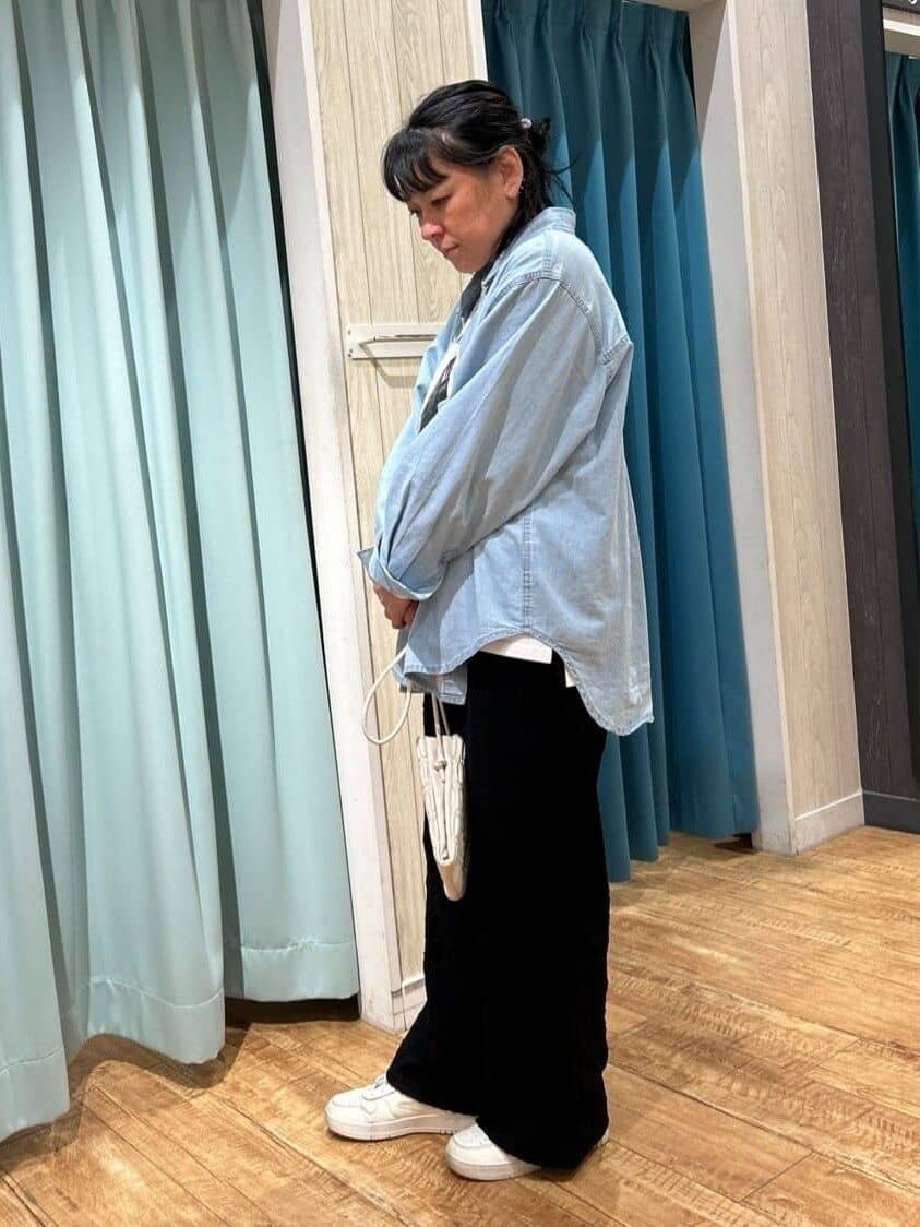 ブルー系のシャツ/ブラウス、ホワイト系のTシャツ/カットソー、ブラック系のその他パンツを着用したレディースの春コーディネートの2枚目の写真