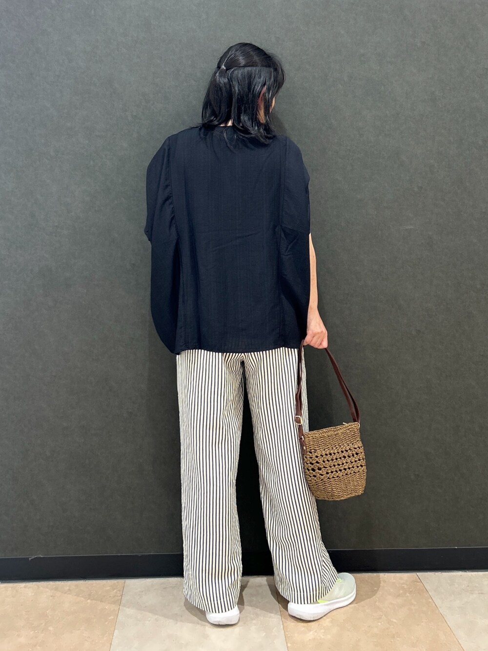 「モノトーン、スニーカー、初夏コーデ、リラックススタイル、大人女子、シンプルスタイル、いいね、save、フォローお願いします🤑、GRL」｜「Cutie Blondeの【セットアップ可能/接触冷感/吸水速乾】サッカーストライプイージーパンツ（その他パンツ、ブルー系）」を使った、わかさん（骨格ナチュラル・レディース・160cm）の春コーディネートの3枚目の写真