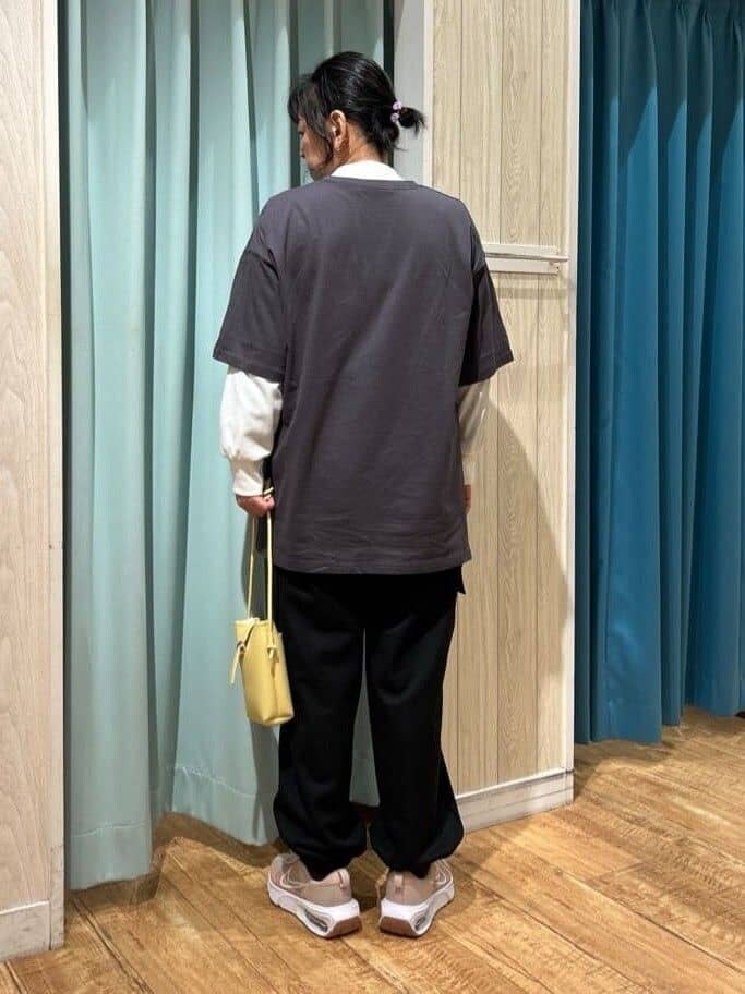 グレー系のTシャツ/カットソー、ホワイト系のTシャツ/カットソー、ブラック系のその他パンツを着用したレディースの春コーディネートの3枚目の写真