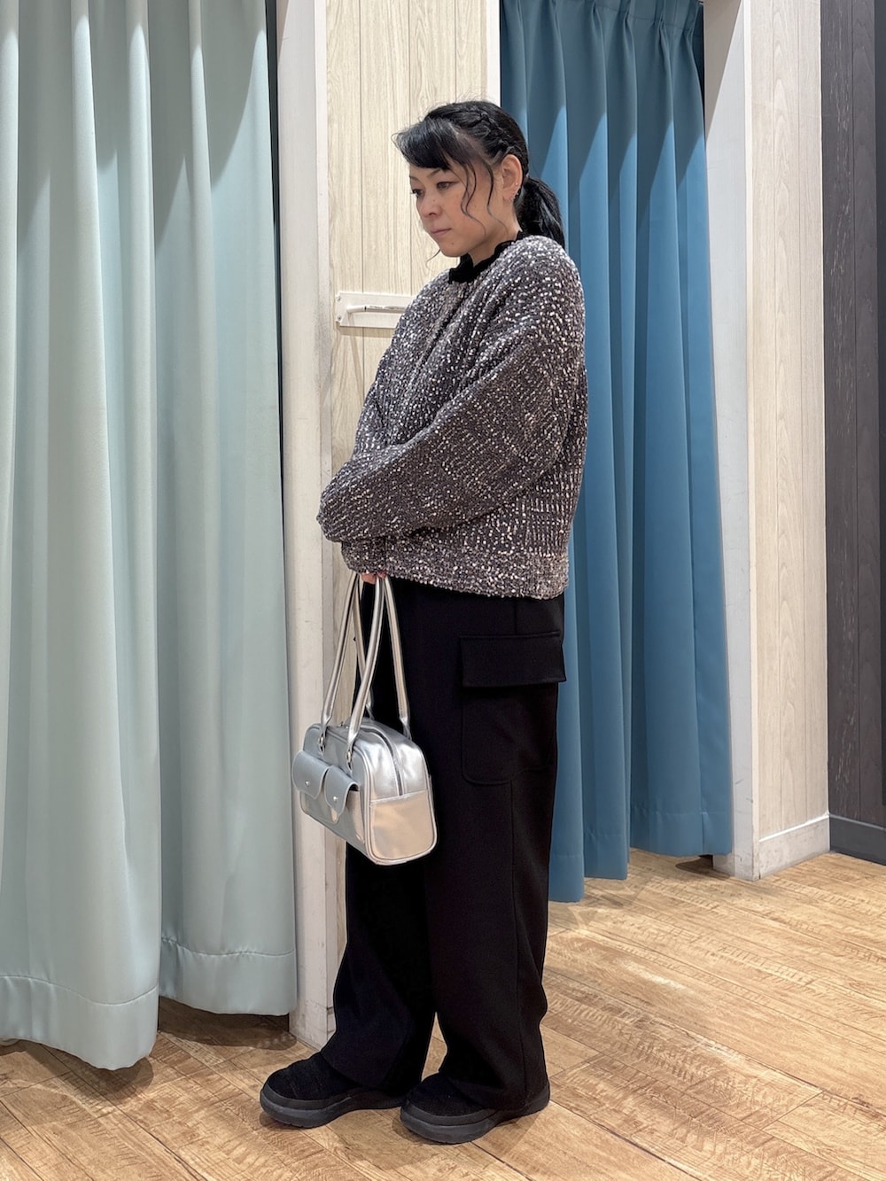 グレー系のカーディガン/ボレロ、ブラック系のTシャツ/カットソー、ブラック系のその他パンツを着用したレディースの冬コーディネートの2枚目の写真