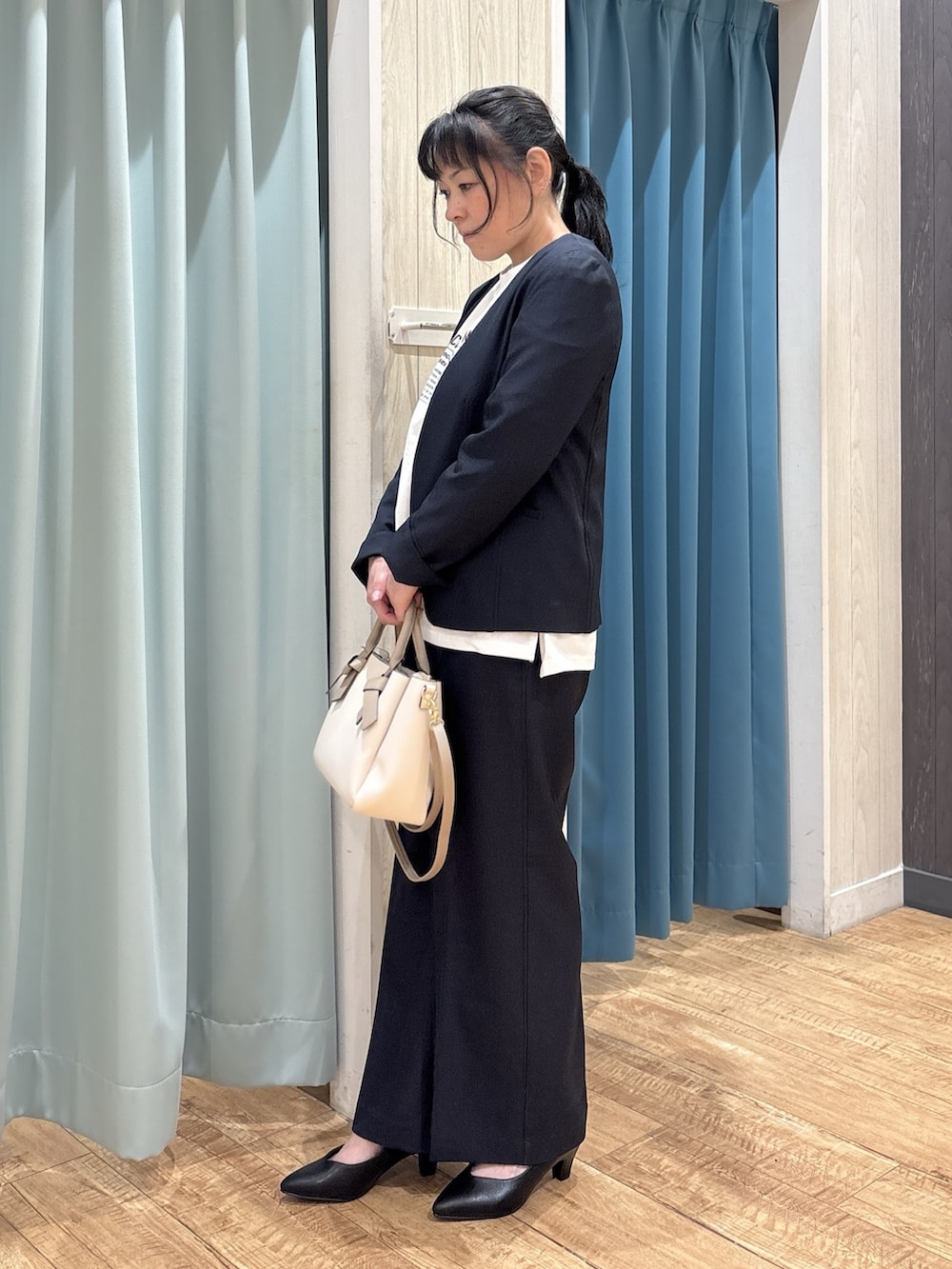 ブルー系のノーカラージャケット、ホワイト系のTシャツ/カットソー、ブルー系のその他パンツを着用したレディースの春コーディネートの2枚目の写真