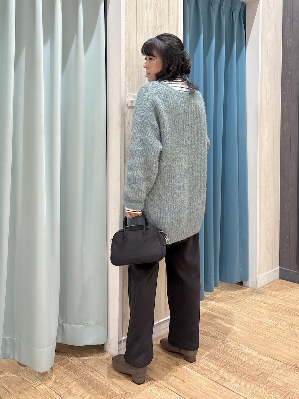 ブルー系のチュニック、ブラック系のTシャツ/カットソー、ブラック系のその他パンツを着用したレディースの冬コーディネートの3枚目の写真