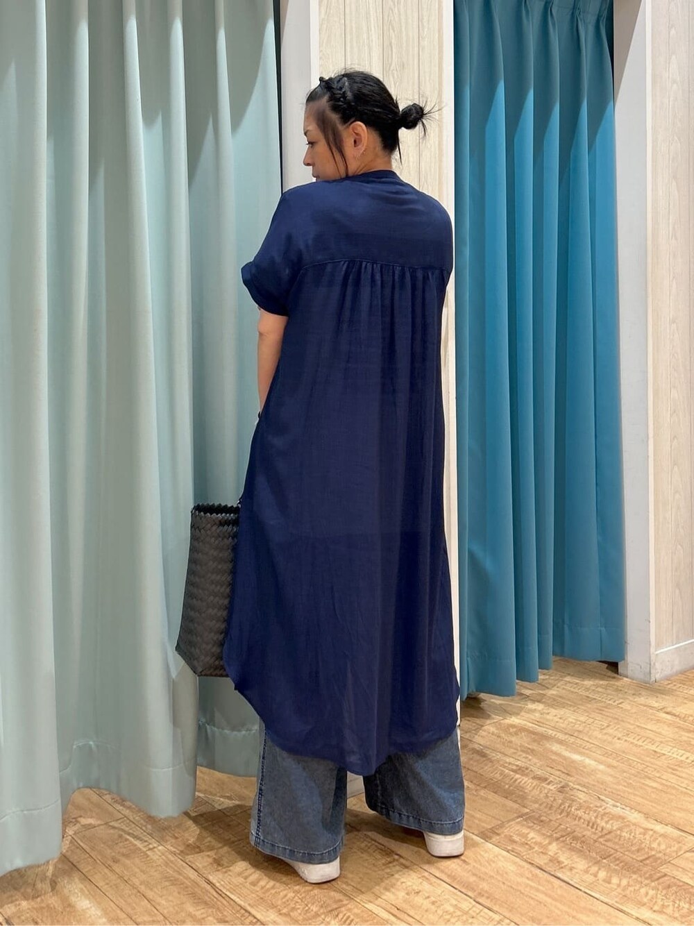 ブルー系のワンピース、ホワイト系のTシャツ/カットソー、ブルー系のデニムパンツを着用したレディースの夏コーディネートの3枚目の写真
