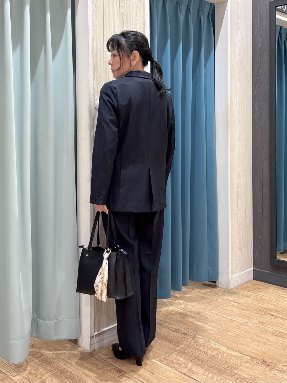 ブルー系のテーラードジャケット、ホワイト系のTシャツ/カットソー、ブルー系のその他パンツを着用したレディースの春コーディネートの3枚目の写真