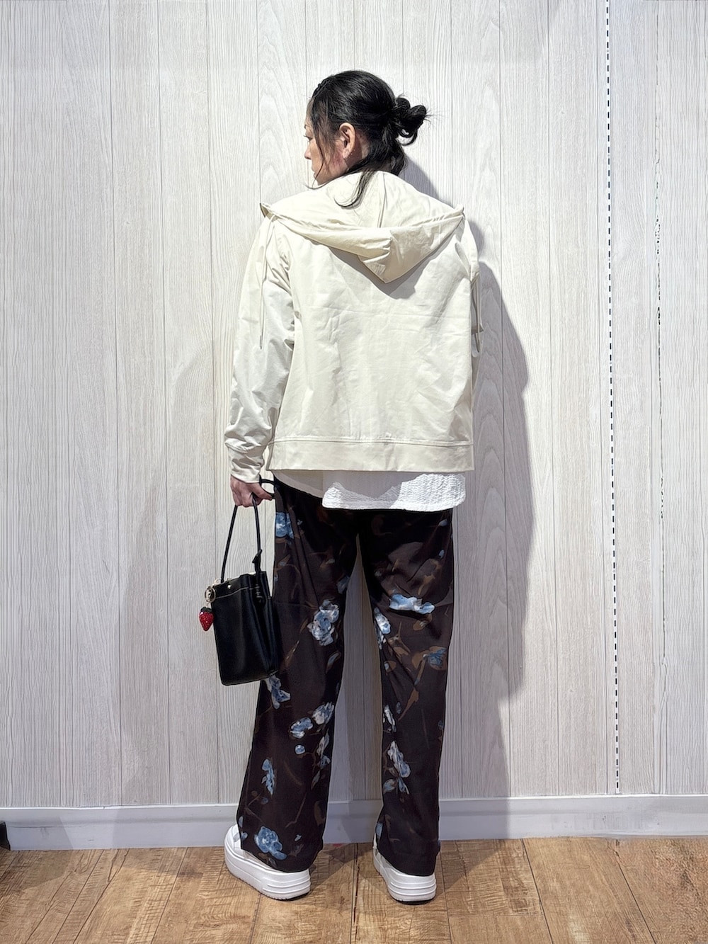 ベージュ系のパーカー、ホワイト系のTシャツ/カットソー、ブラウン系のその他パンツを着用したレディースの夏コーディネートの3枚目の写真