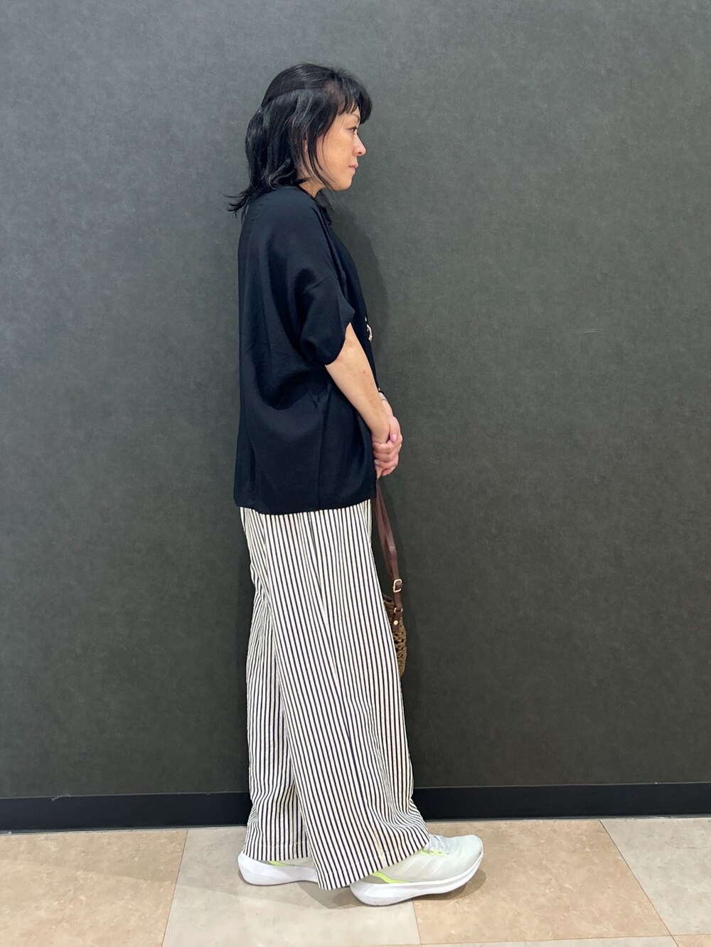 「モノトーン、スニーカー、初夏コーデ、リラックススタイル、大人女子、シンプルスタイル、いいね、save、フォローお願いします🤑、GRL」｜「Cutie Blondeの【セットアップ可能/接触冷感/吸水速乾】サッカーストライプイージーパンツ（その他パンツ、ブルー系）」を使った、わかさん（骨格ナチュラル・レディース・160cm）の春コーディネートの2枚目の写真