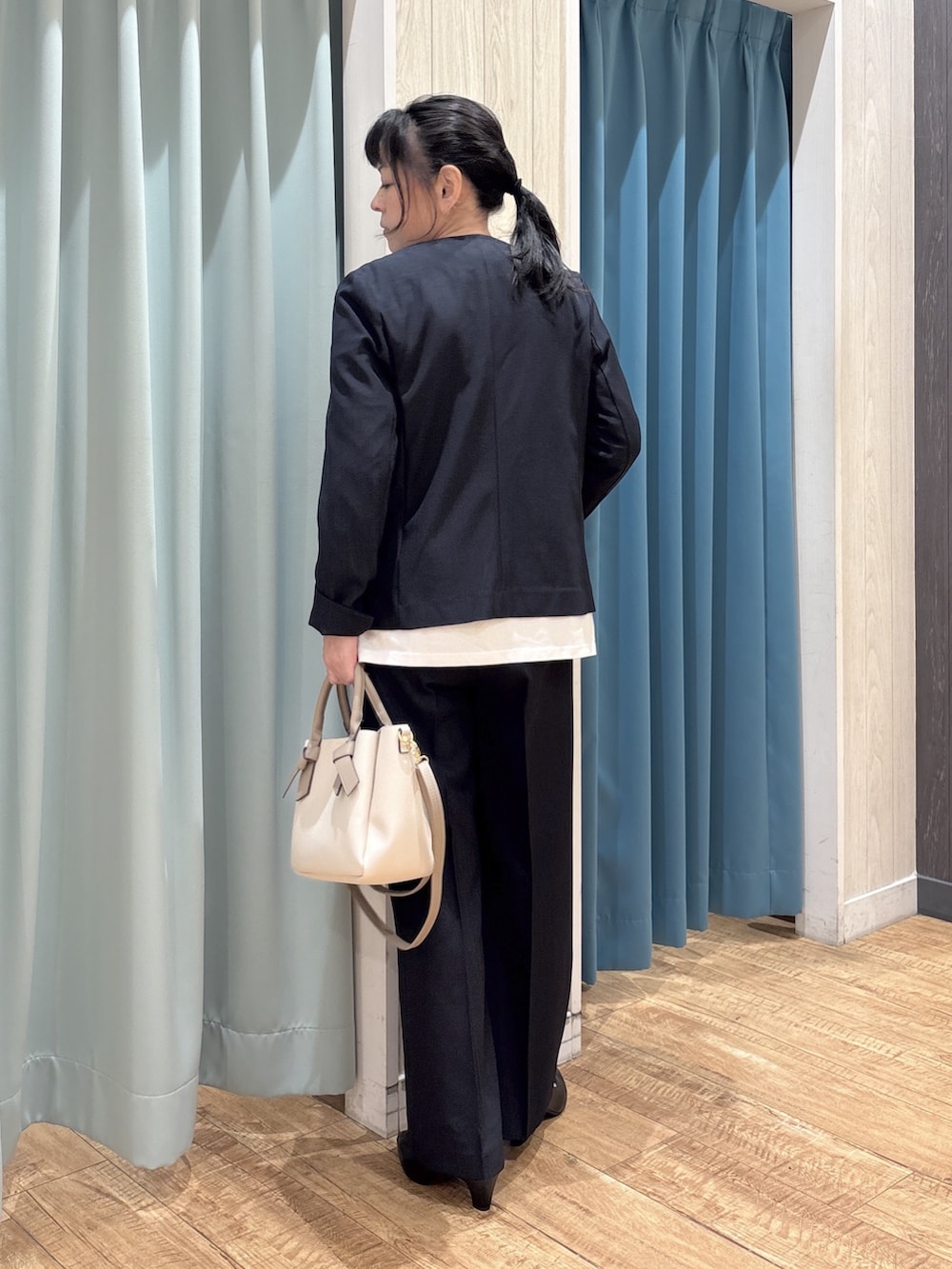 ブルー系のノーカラージャケット、ホワイト系のTシャツ/カットソー、ブルー系のその他パンツを着用したレディースの春コーディネートの3枚目の写真