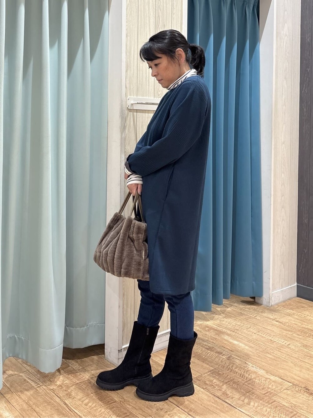 グリーン系のチュニック、ブラック系のTシャツ/カットソー、ブルー系のその他パンツを着用したレディースの秋コーディネートの2枚目の写真