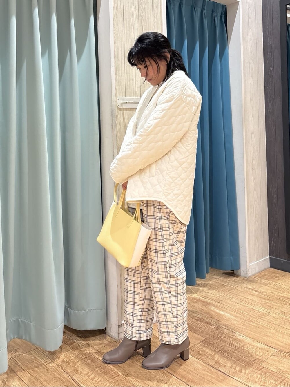 ホワイト系のノーカラージャケット、パープル系のスウェット、ベージュ系のTシャツ/カットソーを着用したレディースの冬コーディネートの2枚目の写真
