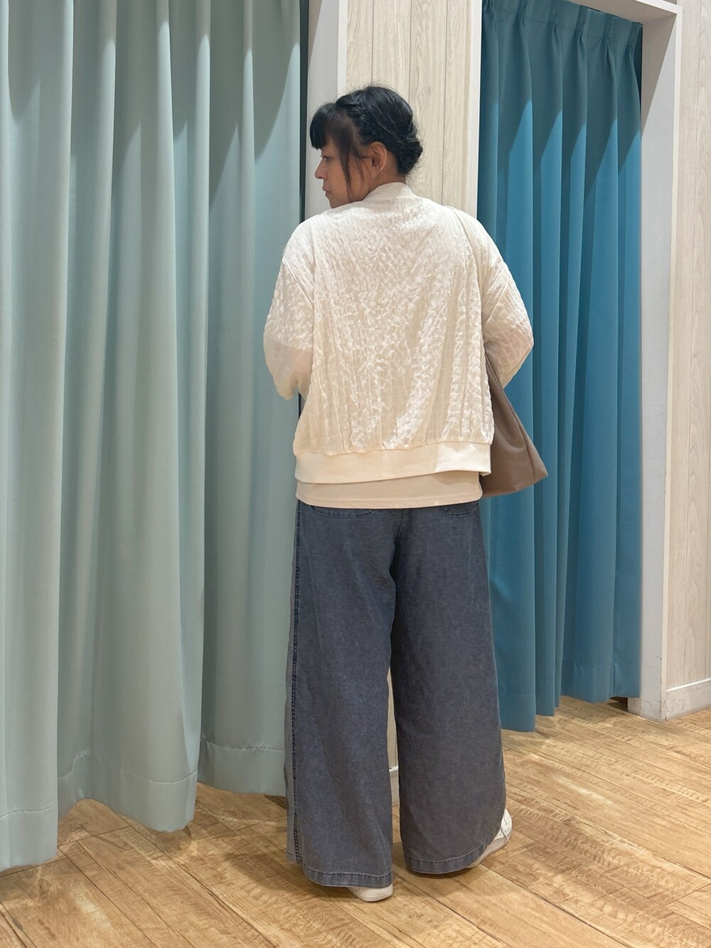 ベージュ系のTシャツ/カットソー、ホワイト系のカーディガン/ボレロ、グレー系のトートバッグを着用したレディースの夏コーディネートの3枚目の写真