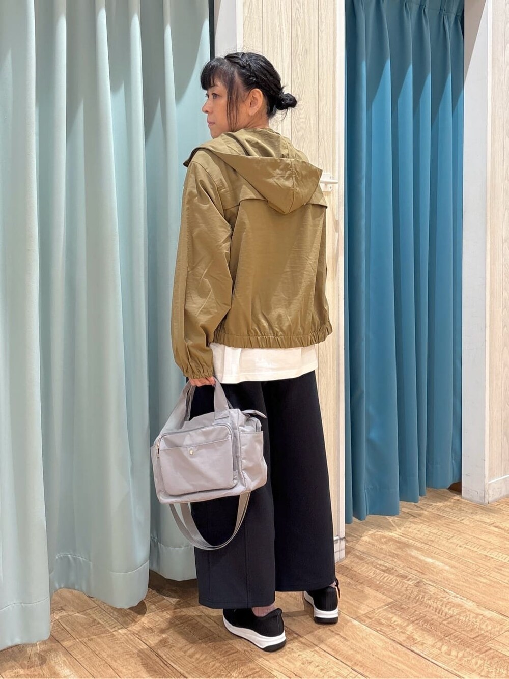 ブラウン系のブルゾン、ホワイト系のTシャツ/カットソー、ブラック系のその他パンツを着用したレディースの秋コーディネートの3枚目の写真