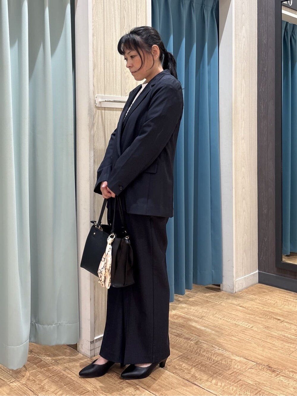 ブルー系のテーラードジャケット、ホワイト系のTシャツ/カットソー、ブルー系のその他パンツを着用したレディースの春コーディネートの2枚目の写真