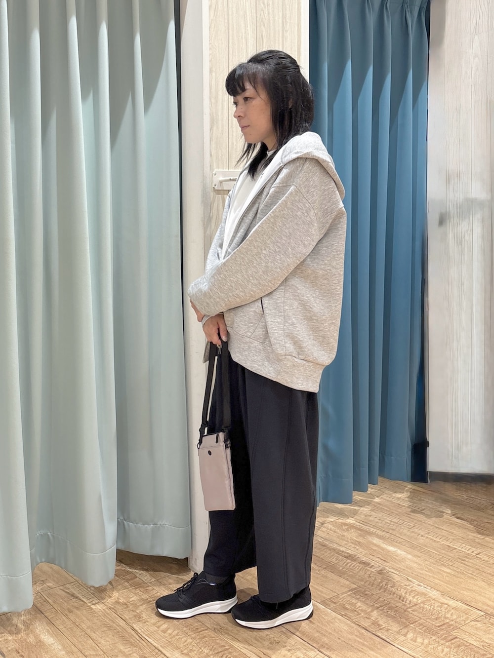 グレー系のカーディガン/ボレロ、ホワイト系のTシャツ/カットソー、ブラック系のその他パンツを着用したレディースの秋コーディネートの2枚目の写真