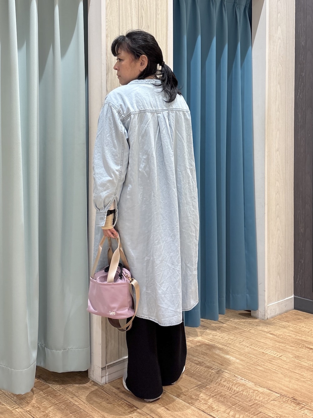 ブルー系のワンピース、ベージュ系のTシャツ/カットソー、ブラック系のその他パンツを着用したレディースの春コーディネートの3枚目の写真