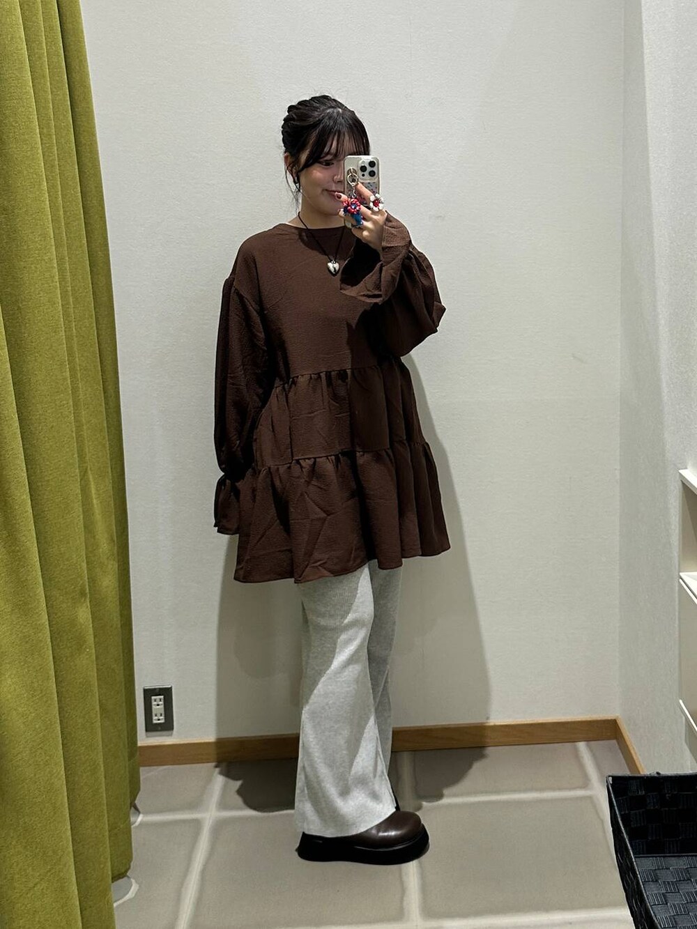 グレー系のその他パンツ、ブラウン系のサンダル、ブラウン系のワンピースを着用したレディースの秋コーディネートの4枚目の写真