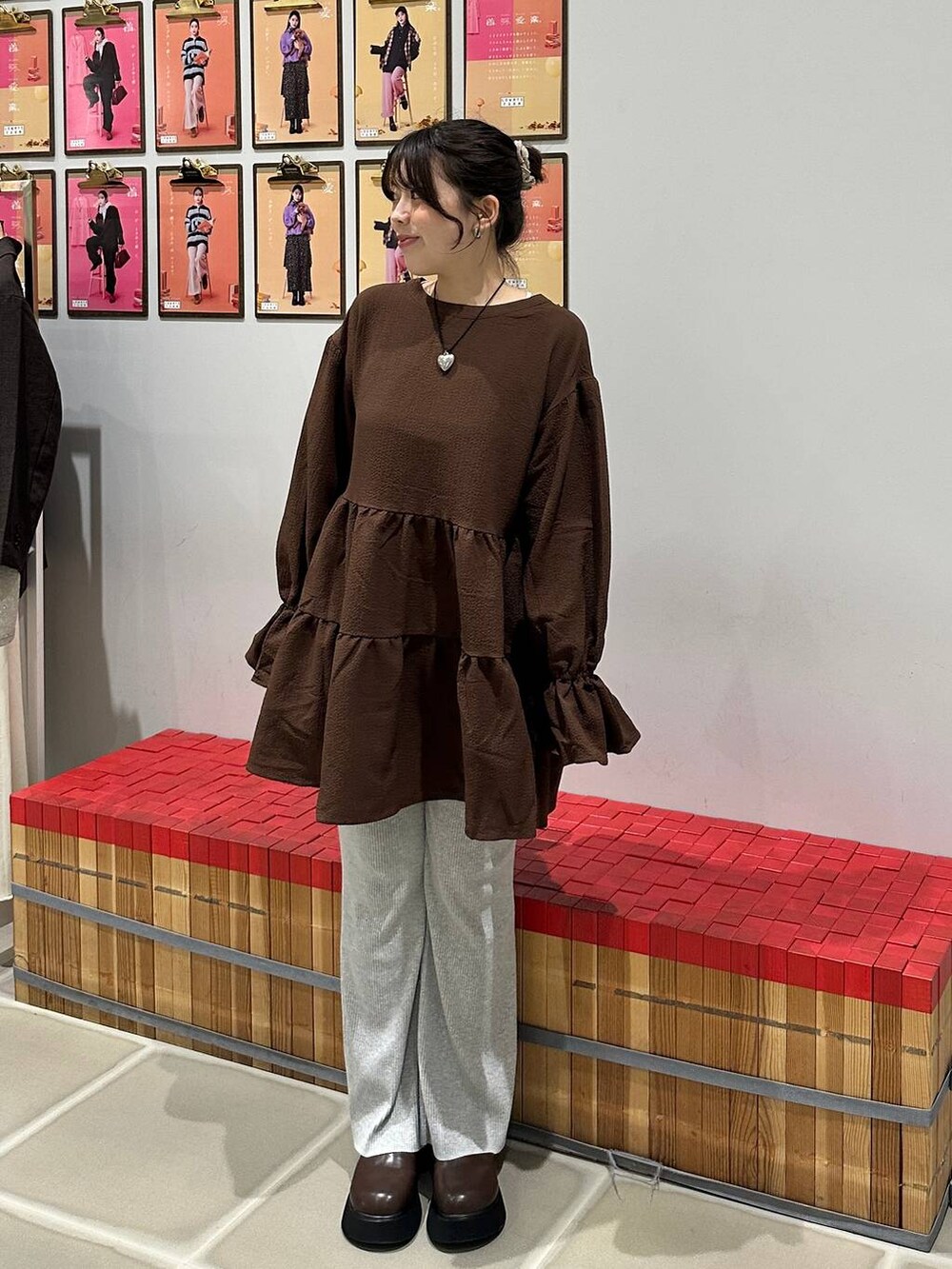 グレー系のその他パンツ、ブラウン系のサンダル、ブラウン系のワンピースを着用したレディースの秋コーディネートの3枚目の写真