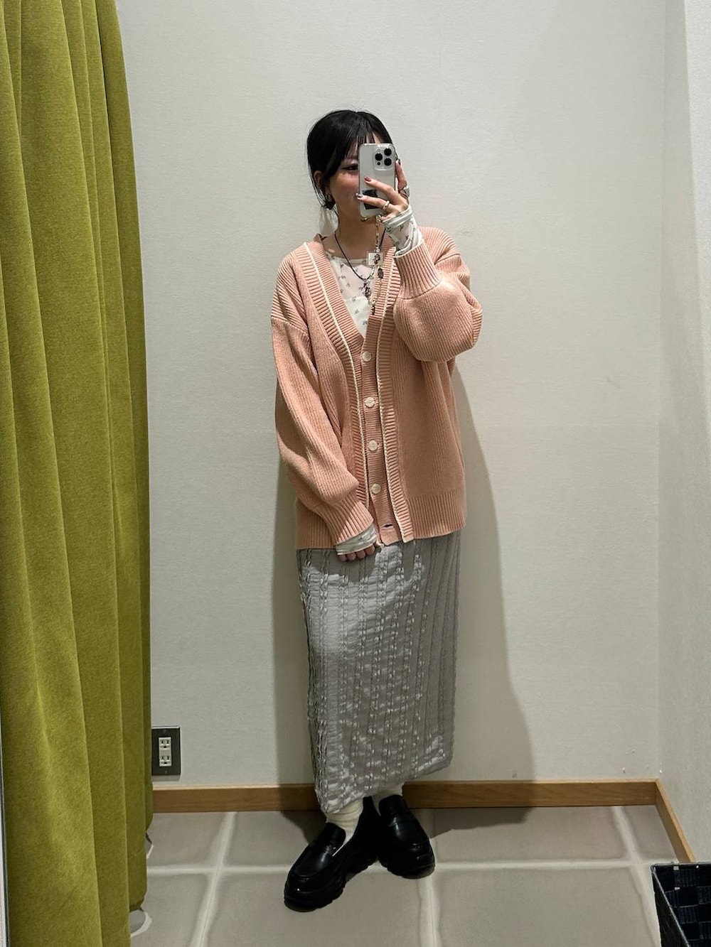 ピンク系のカーディガン/ボレロ、ホワイト系のTシャツ/カットソー、ブラック系のローファーを着用したレディースの春コーディネートの2枚目の写真