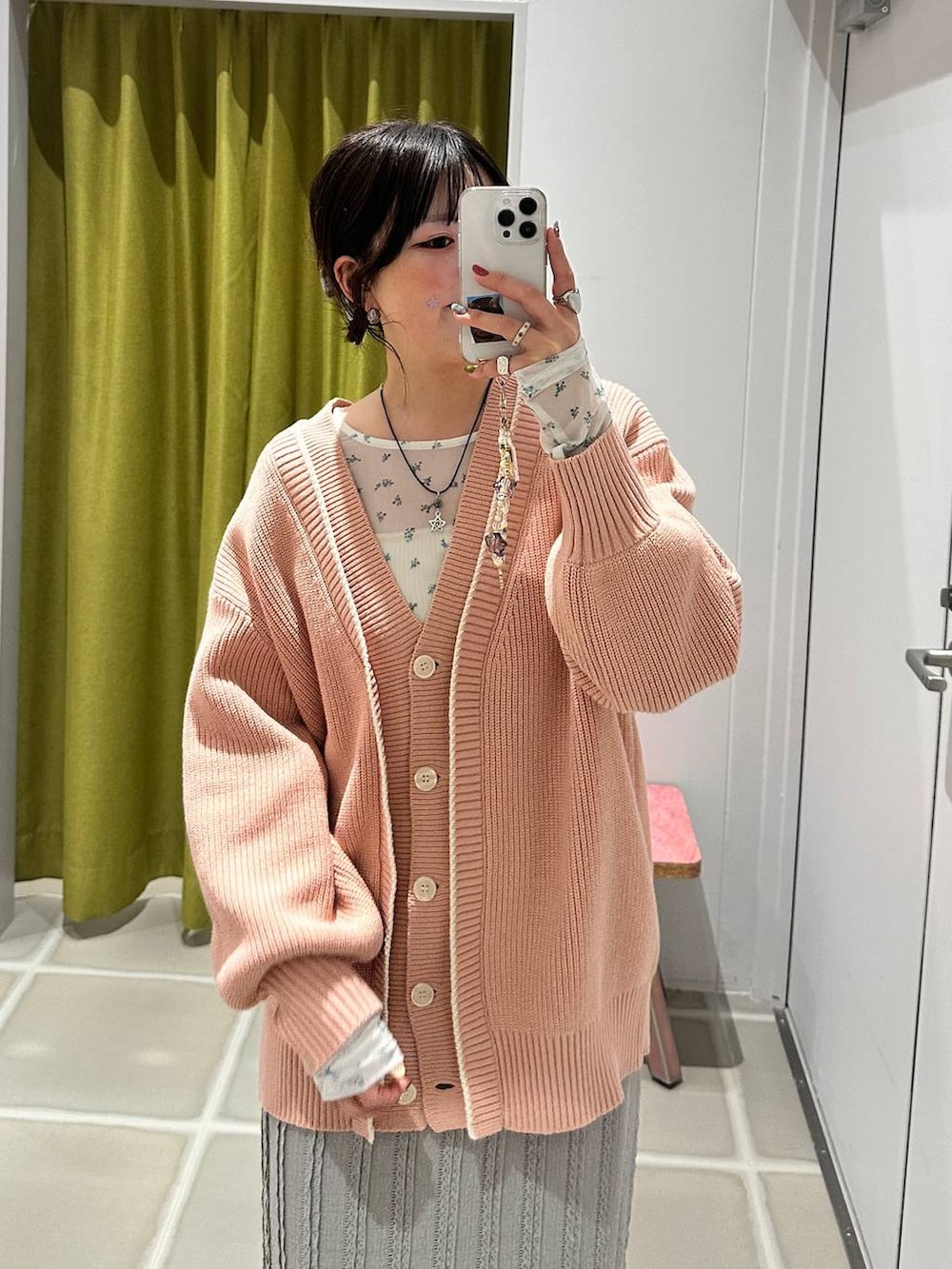 ピンク系のカーディガン/ボレロ、ホワイト系のTシャツ/カットソー、ブラック系のローファーを着用したレディースの春コーディネートの3枚目の写真