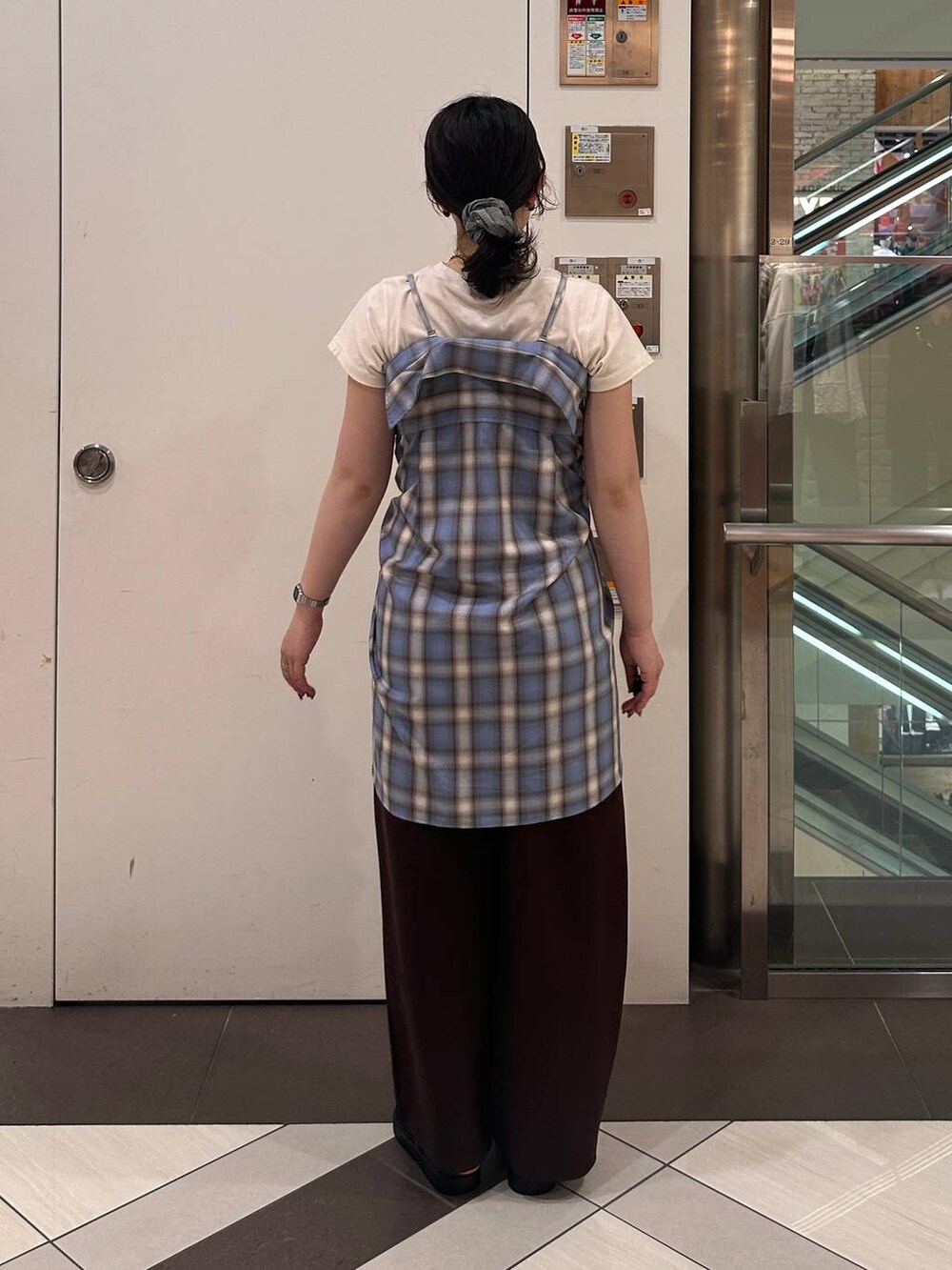 ブラウン系のスウェットパンツ、ブラック系のサンダル、ブラウン系のTシャツ/カットソーを着用したレディースの夏コーディネートの4枚目の写真