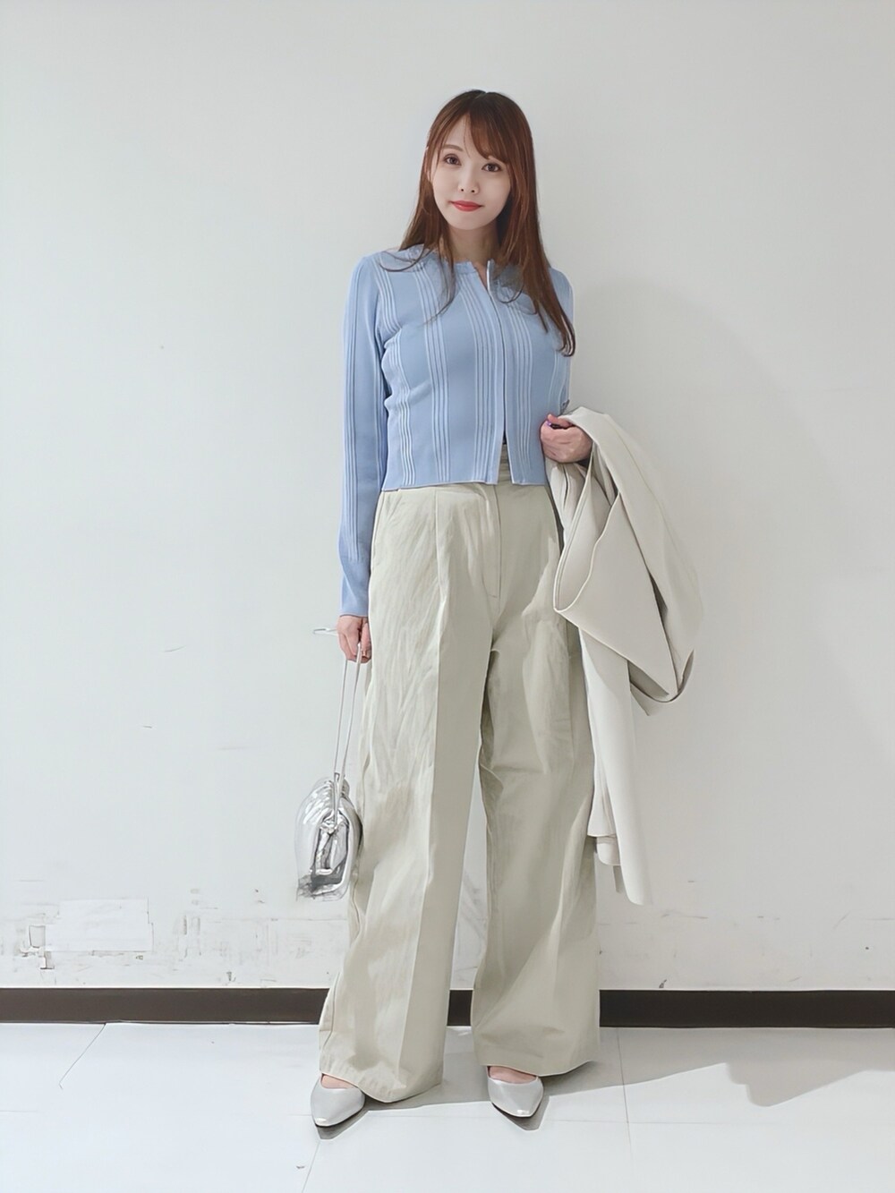ブルー系のカーディガン/ボレロ、グレー系のトレンチコート、シルバー系のショルダーバッグを着用したレディースの春コーディネートの5枚目の写真